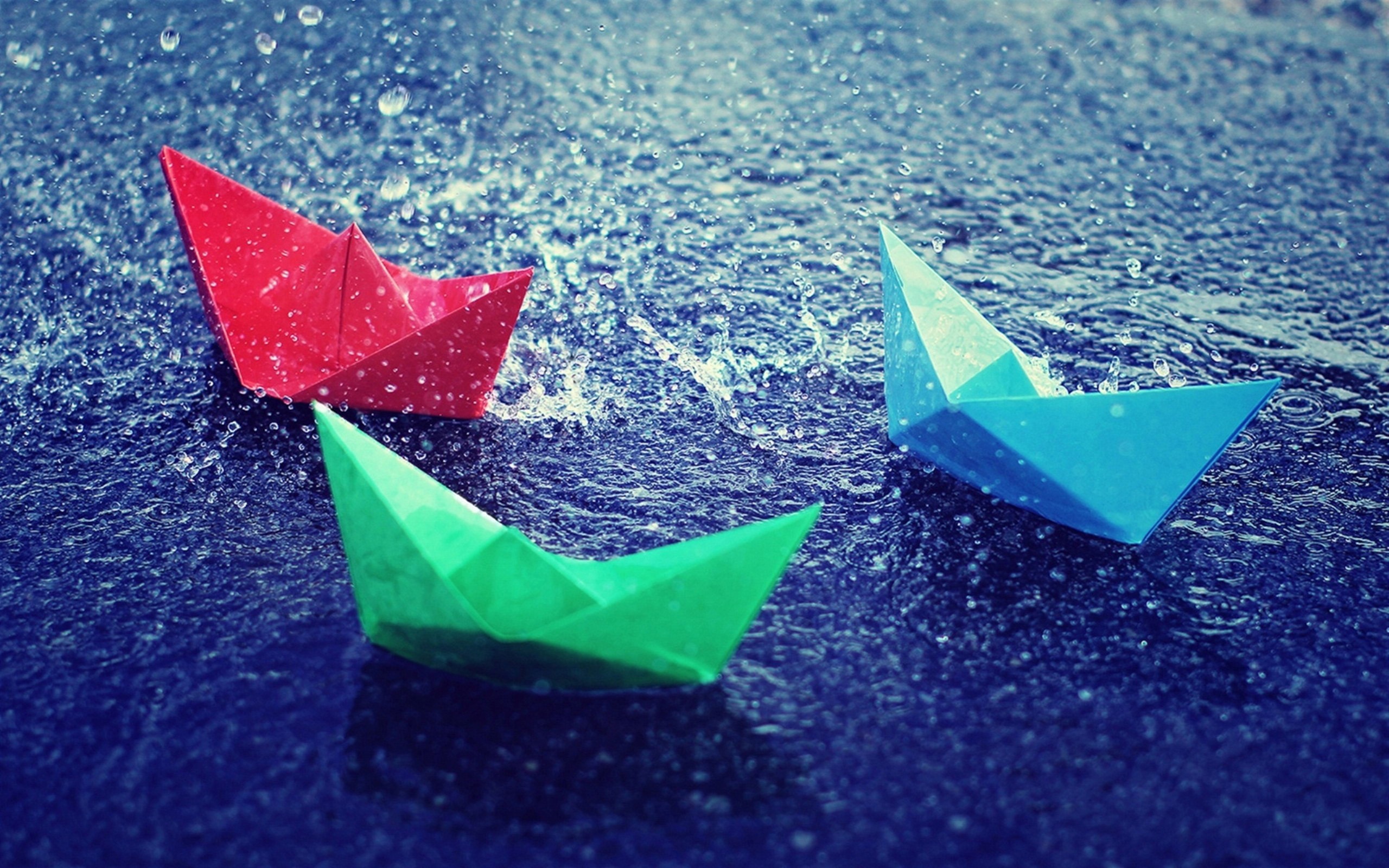 Слушать бумажные кораблики. Бумажный кораблик. Разноцветные бумажные кораблики. Бумажный кораблик на воде. Оригами фон.