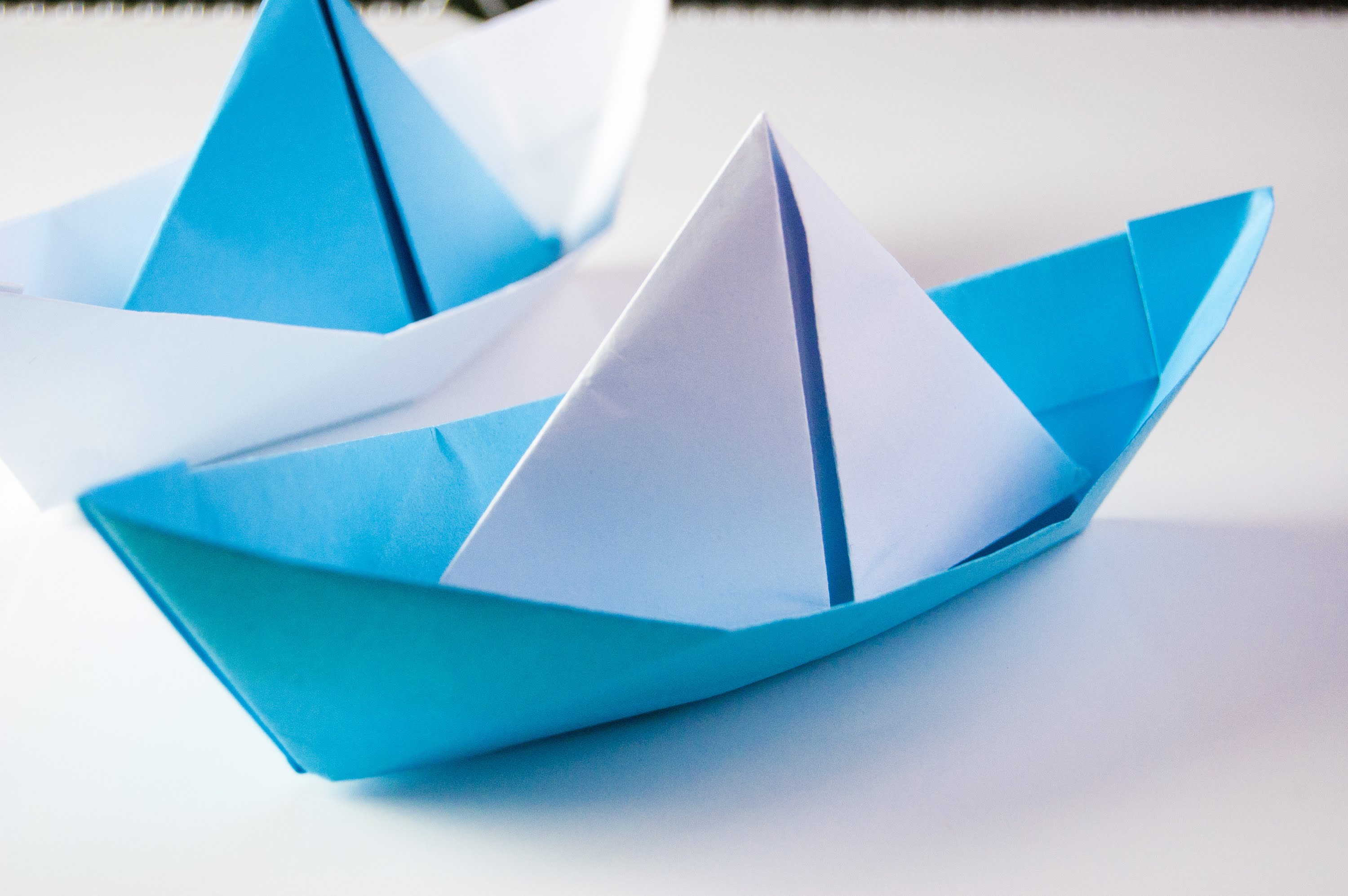 Кораблик из бумаги а4 для начинающих. Оригами кораблик пароход. Бумажный кораблик оригами. Поделка кораблик из бумаги. Парусник из бумаги.