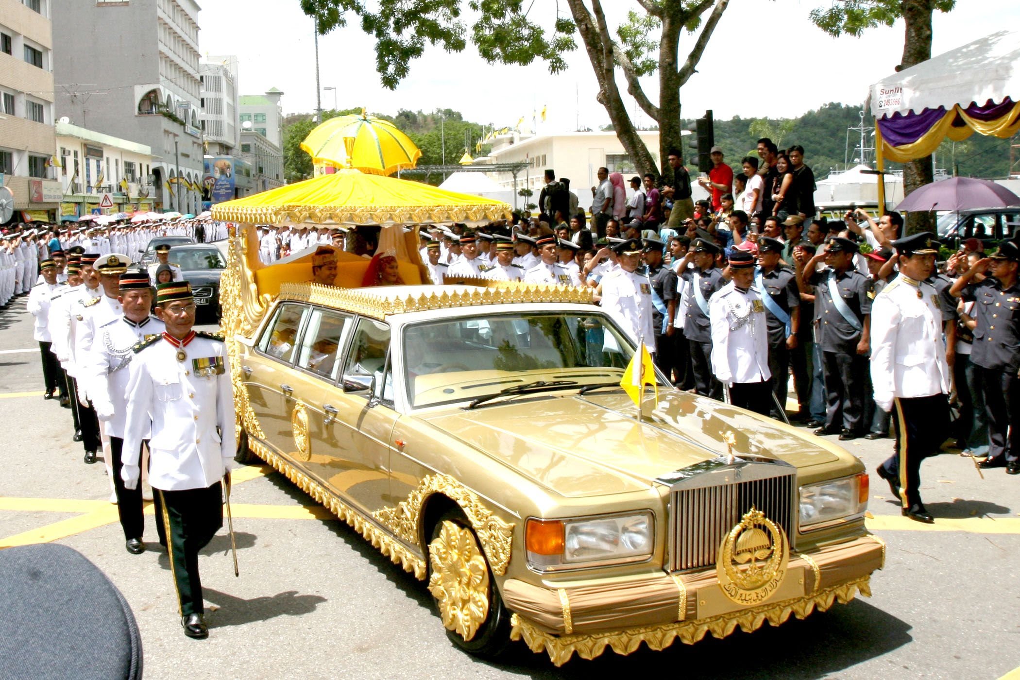 Самое длинное арабское. Золотой Роллс Ройс Султана Брунея. Rolls-Royce Silver Spur Limo Султана Брунея. Боунея Хассанал Болкиа.