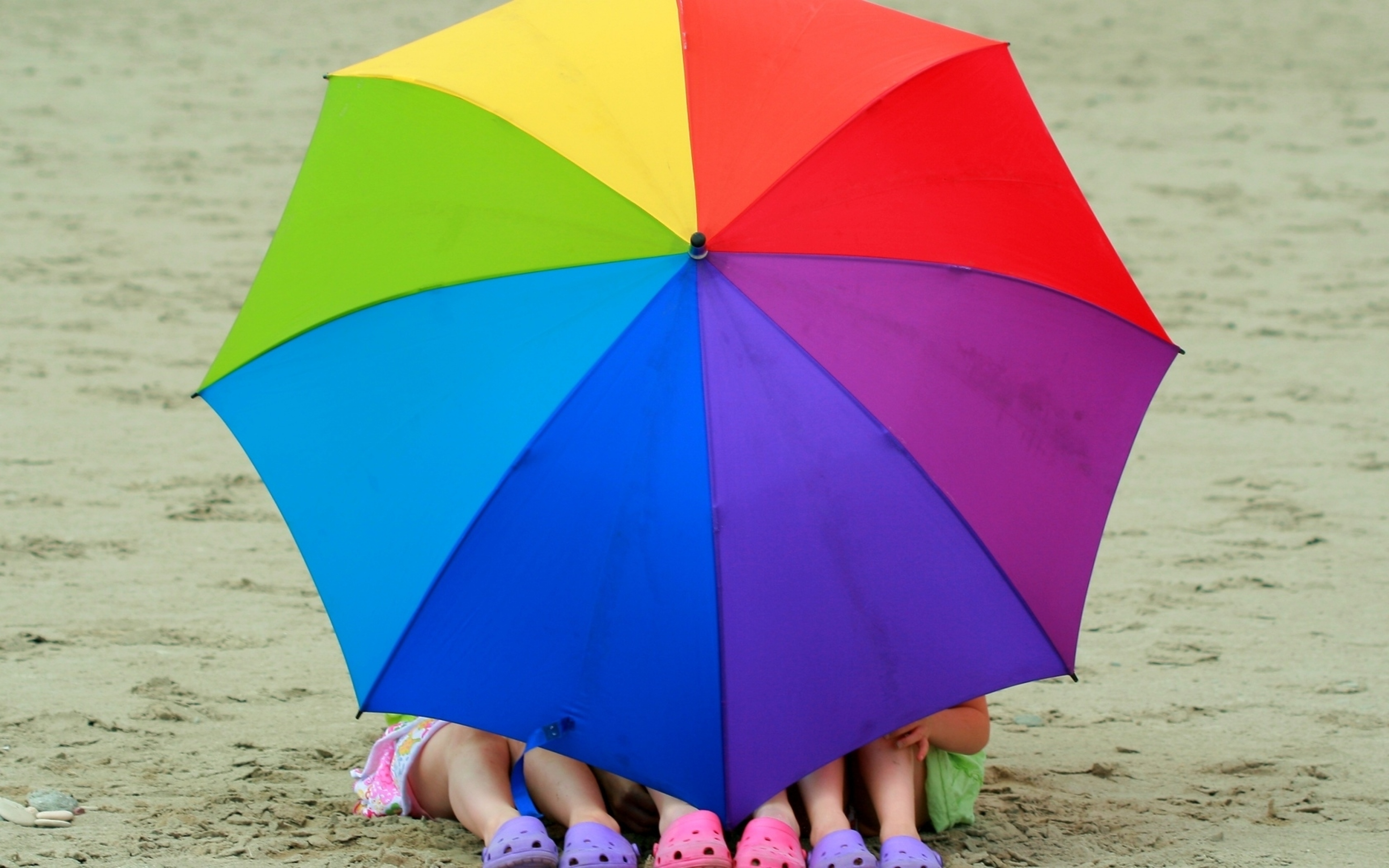 Два зонтика. Зонтики яркие. Разноцветные зонтики. Разноцветный зонт. Яркий зонт.