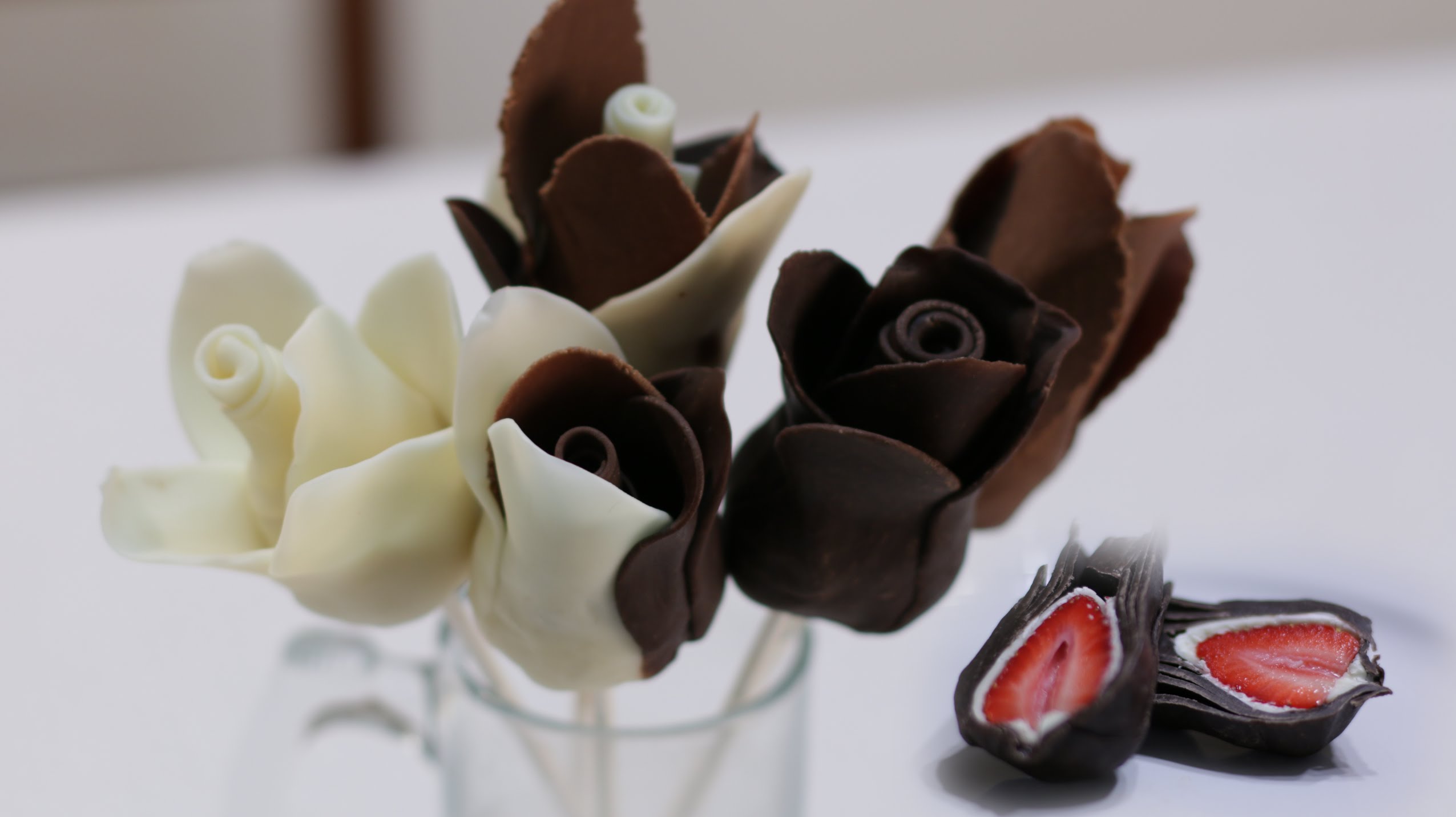 Как делать букеты из шоколада. Цветы из шоколада. Шоколадные розочки. Цветы из бельгийского шоколада. Цветы из пластичного шоколада.