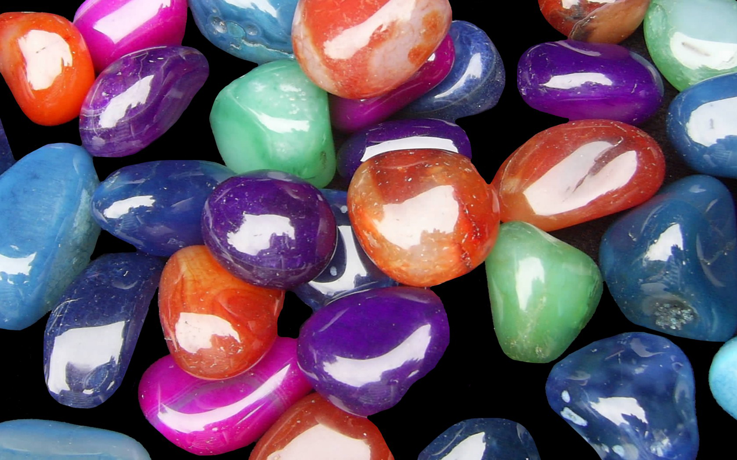 Precious stones. Цветные камни. Галька разных цветов. Разноцветный полудрагоценный камень. Агат камень.