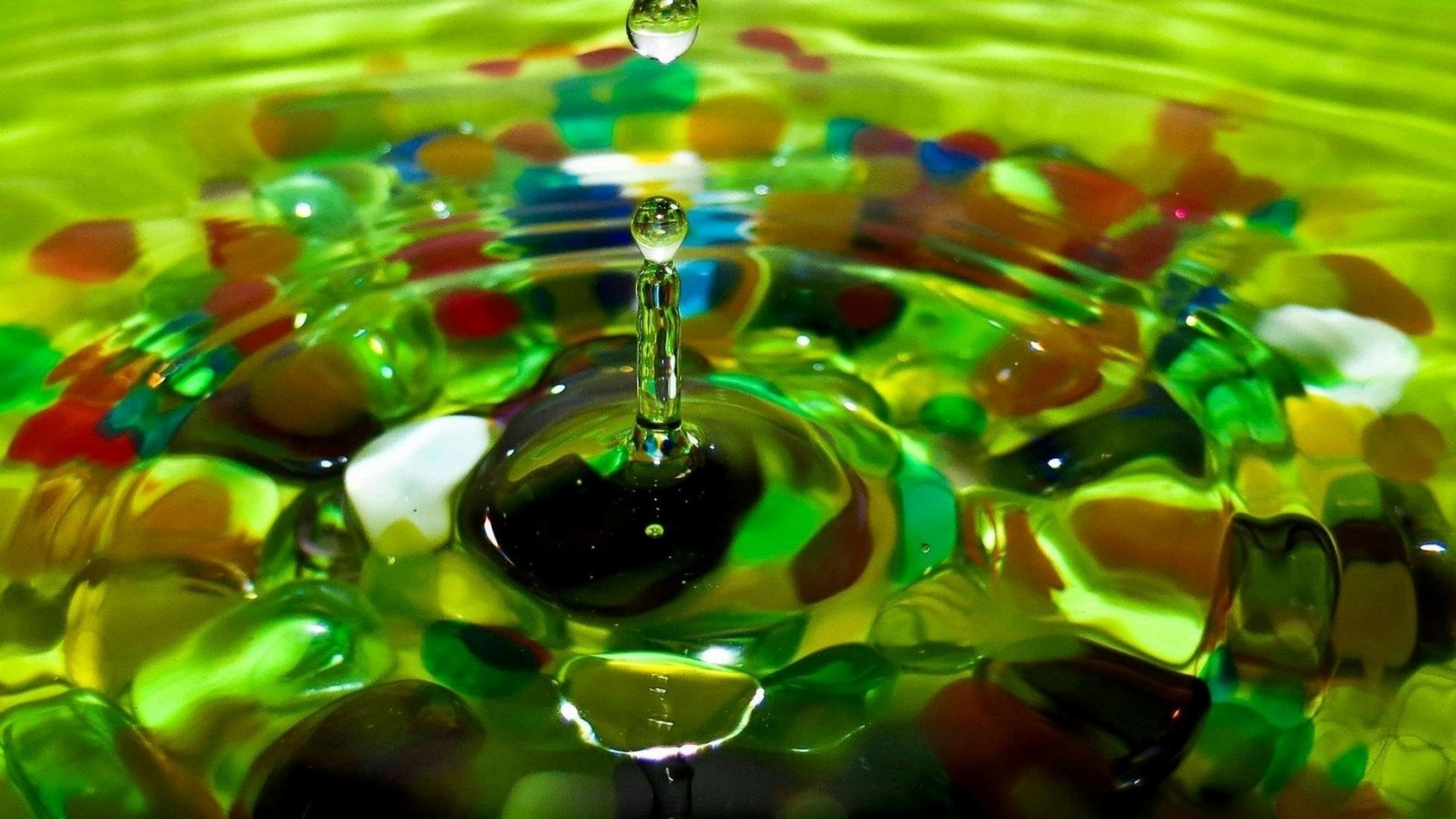 Капля воды камень. Разноцветные капли воды. Драгоценные камни в воде. Картинки на рабочий стол вода. Разноцветные стекла.