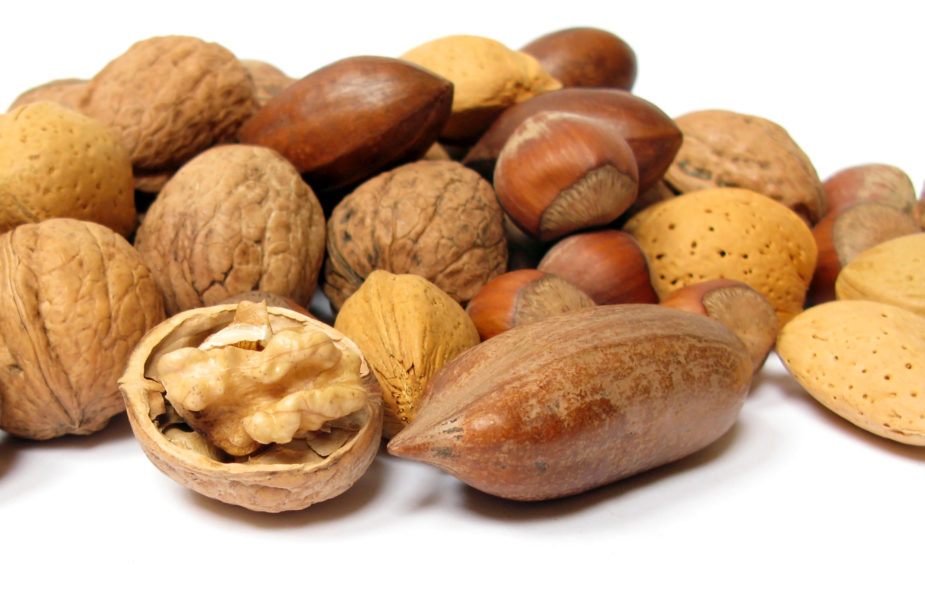 Можно есть орехи вечером. Nuts. Какие орехи богаты жирами. Ребенок ест орехи картинка. Mixed Nuts.