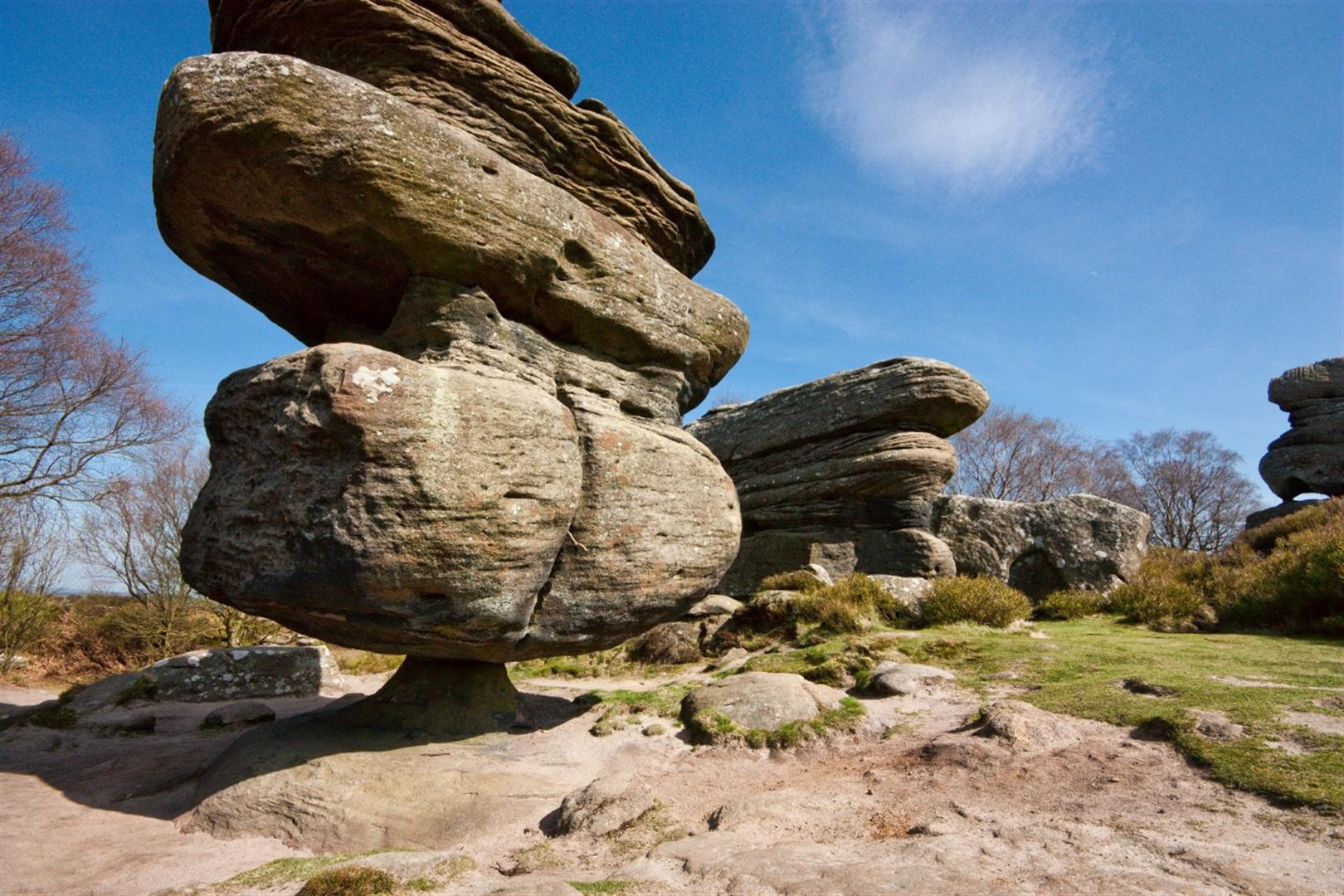 Камень пон. Скала-идол в Бримхэм Рокс. Скала идола в Англии. Балансирующий камень в Бримхэм Рокс. Бримхемские скалы, Северный Йоркшир, Англия.