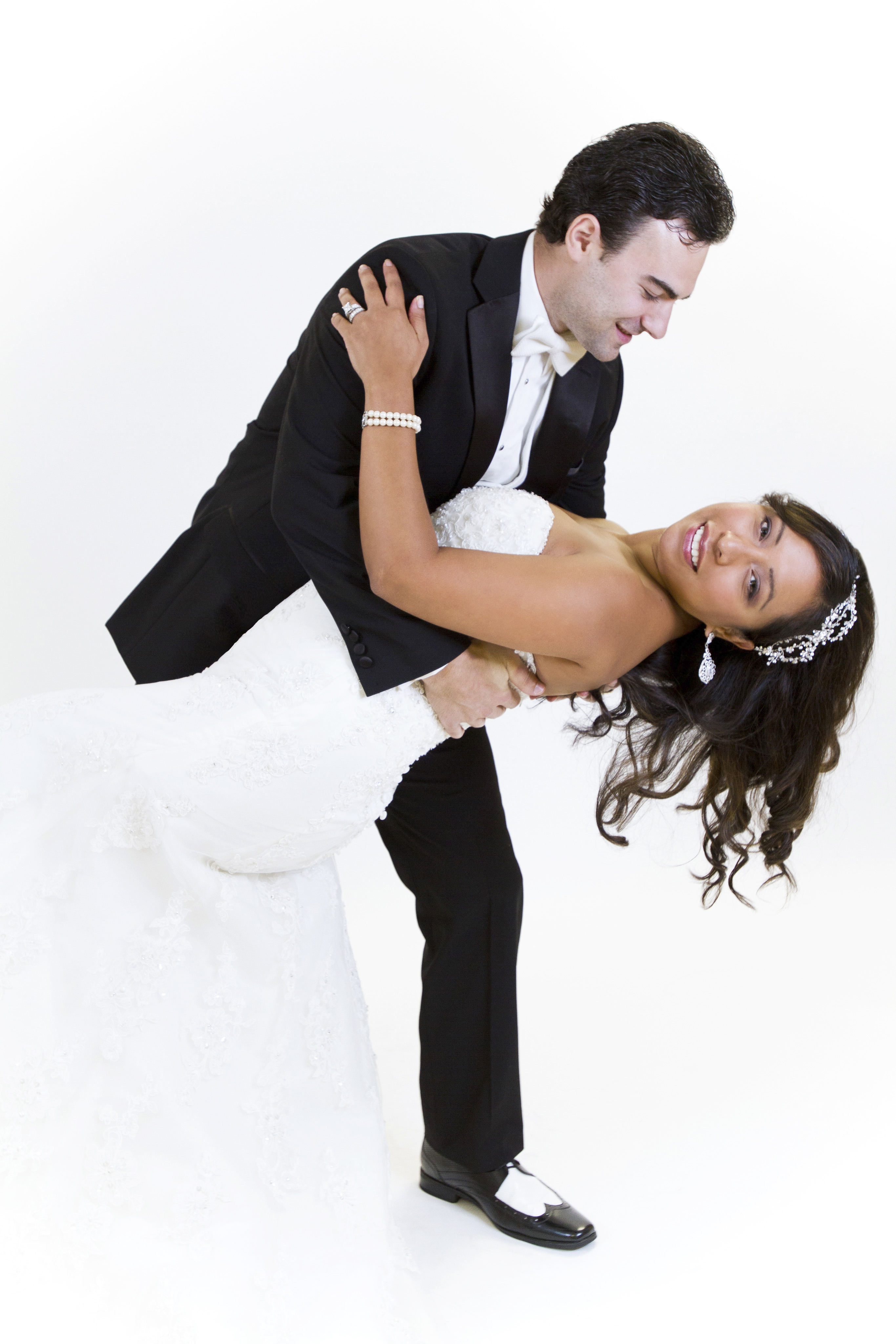 Танец мужа и жены. Свадебный танец. Платье для свадебного танца. Движения для свадебного танца. Уроки свадебного танца.