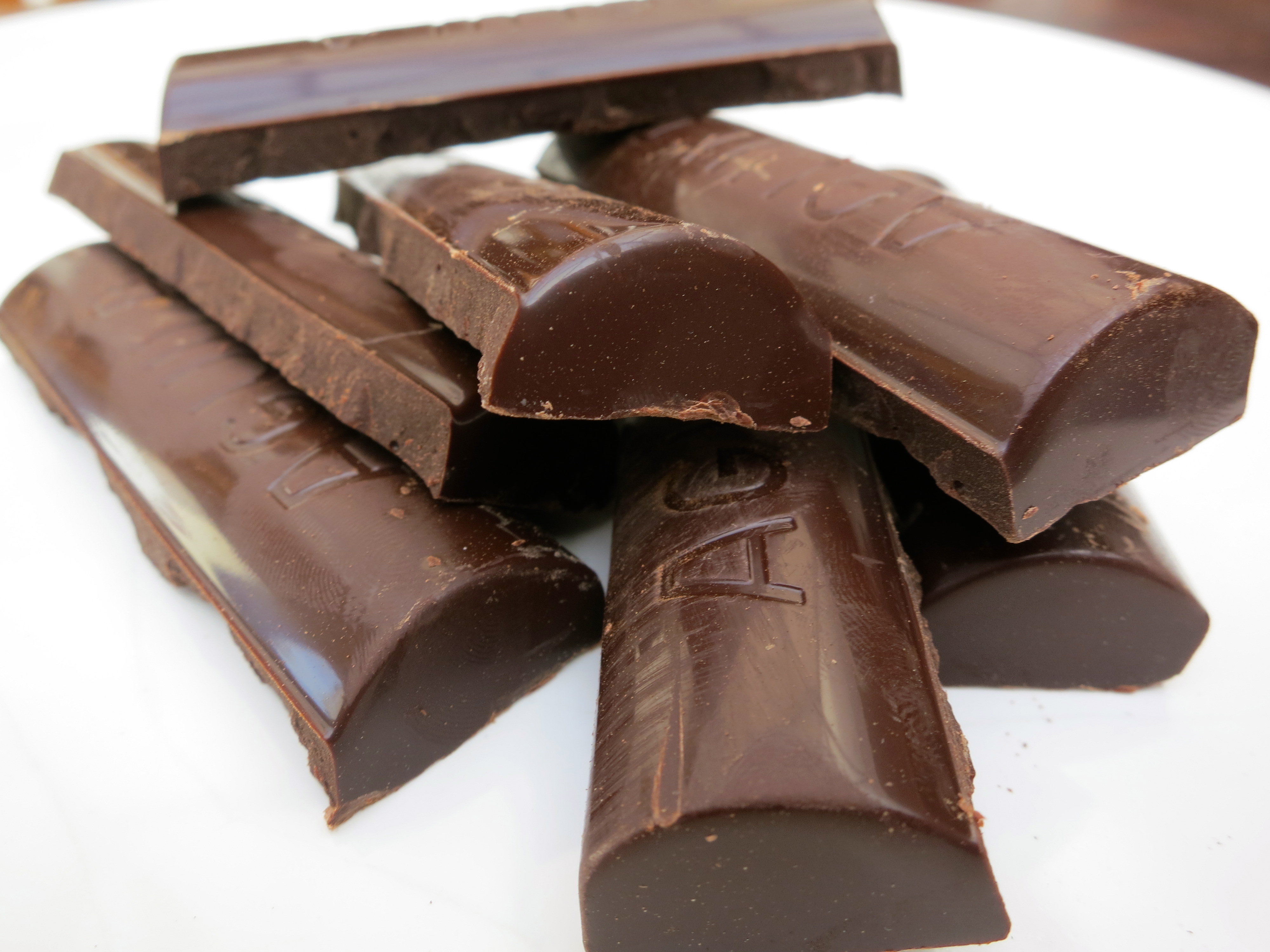 Шоколадка фистеблс. Шоколад Биттер. Шоколад с начинкой. Норвежский шоколад. Шоколад Горький.