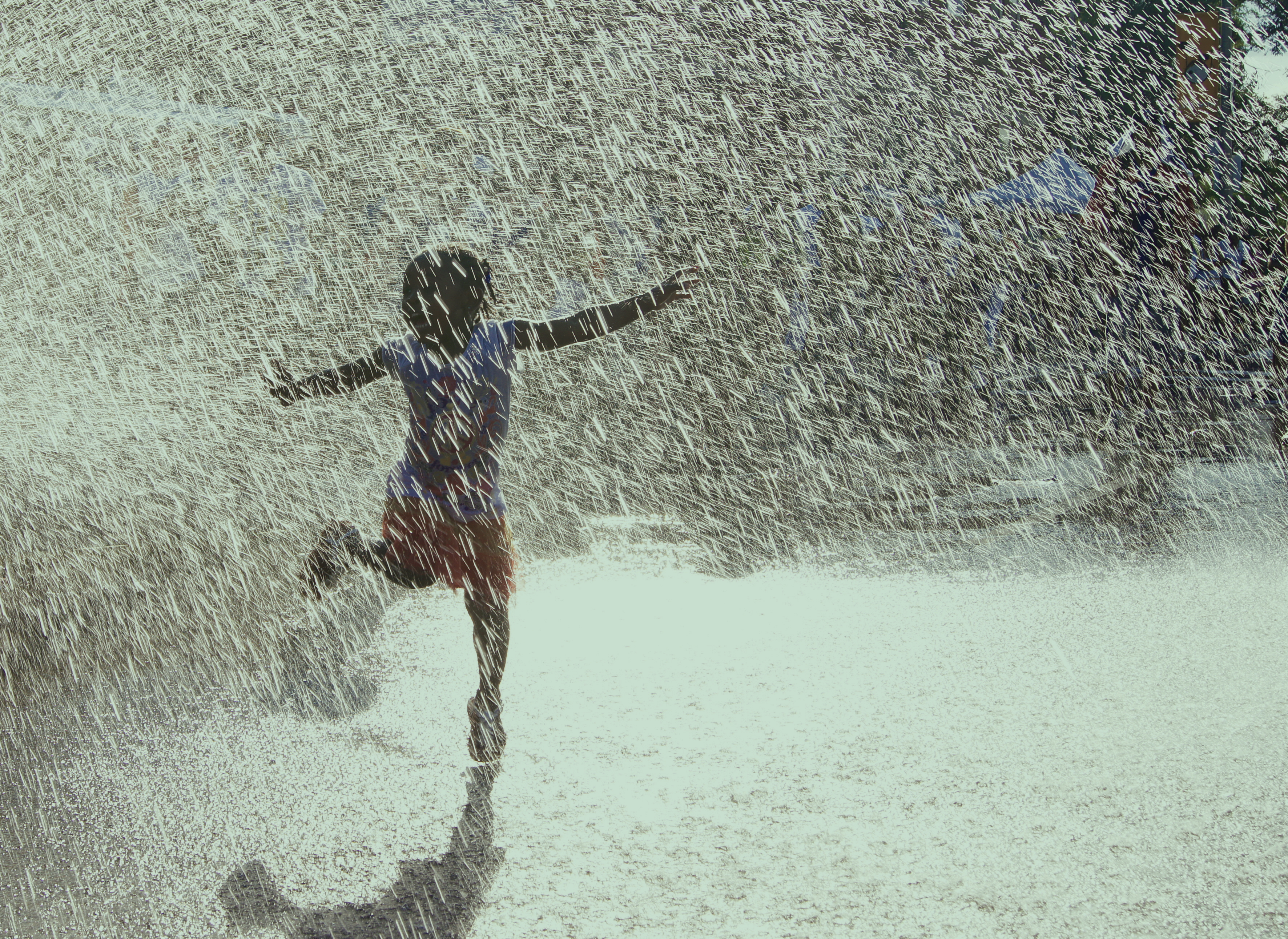 She s in the rain. Человек под дождем. Радость под дождем. Бегать под дождем. Танцевать под дождем.