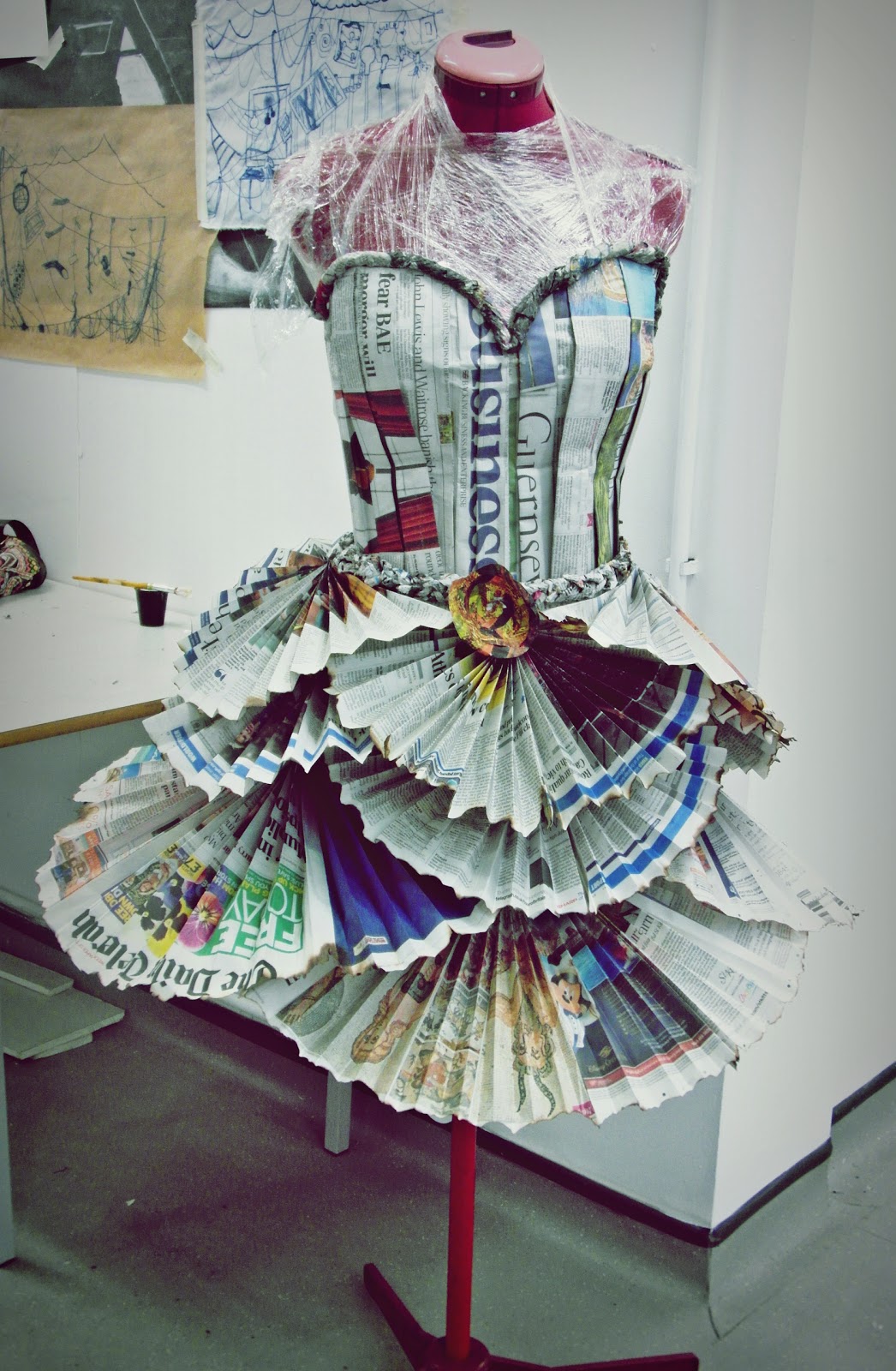 Из чего можно сделать платье. Бумажные платья. Платье из газет. Костюм из бумаги. Платье из нетрадиционных материалов.