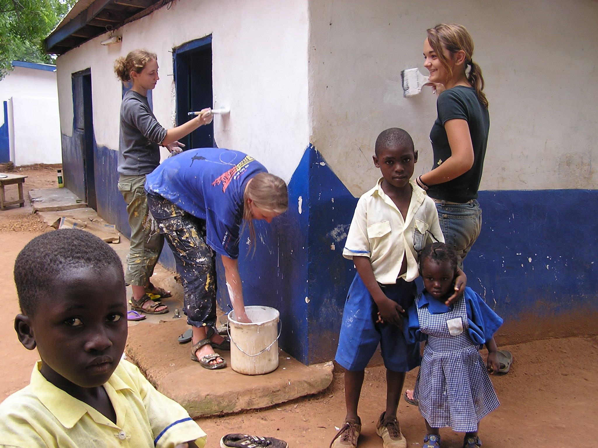 Волонтеры в африку. Волонтеры в Африке. Волонтерство в Африке с детьми. Благотворительность в Африке. Добровольцы в Африку.