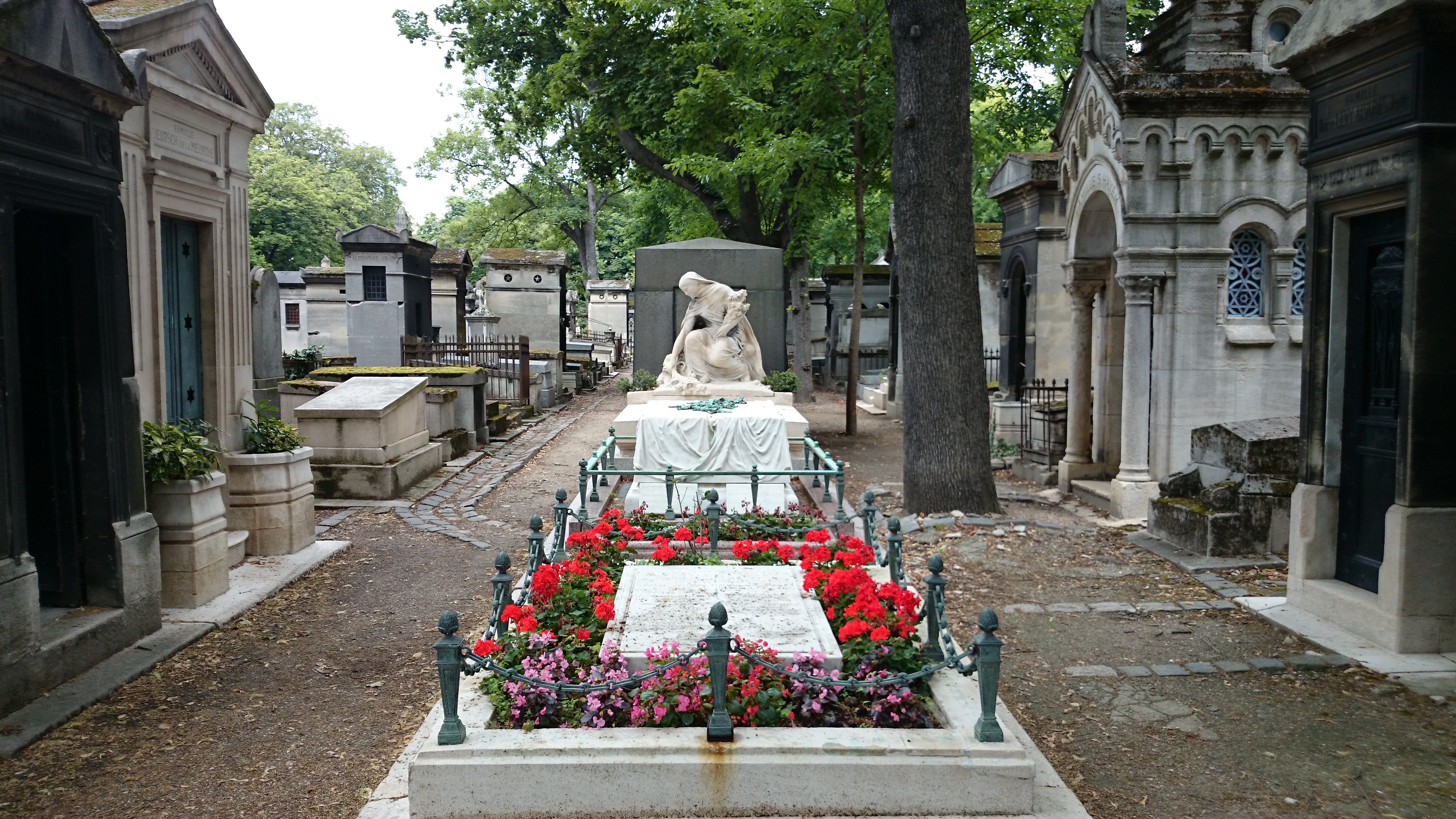 Похоронен во франции