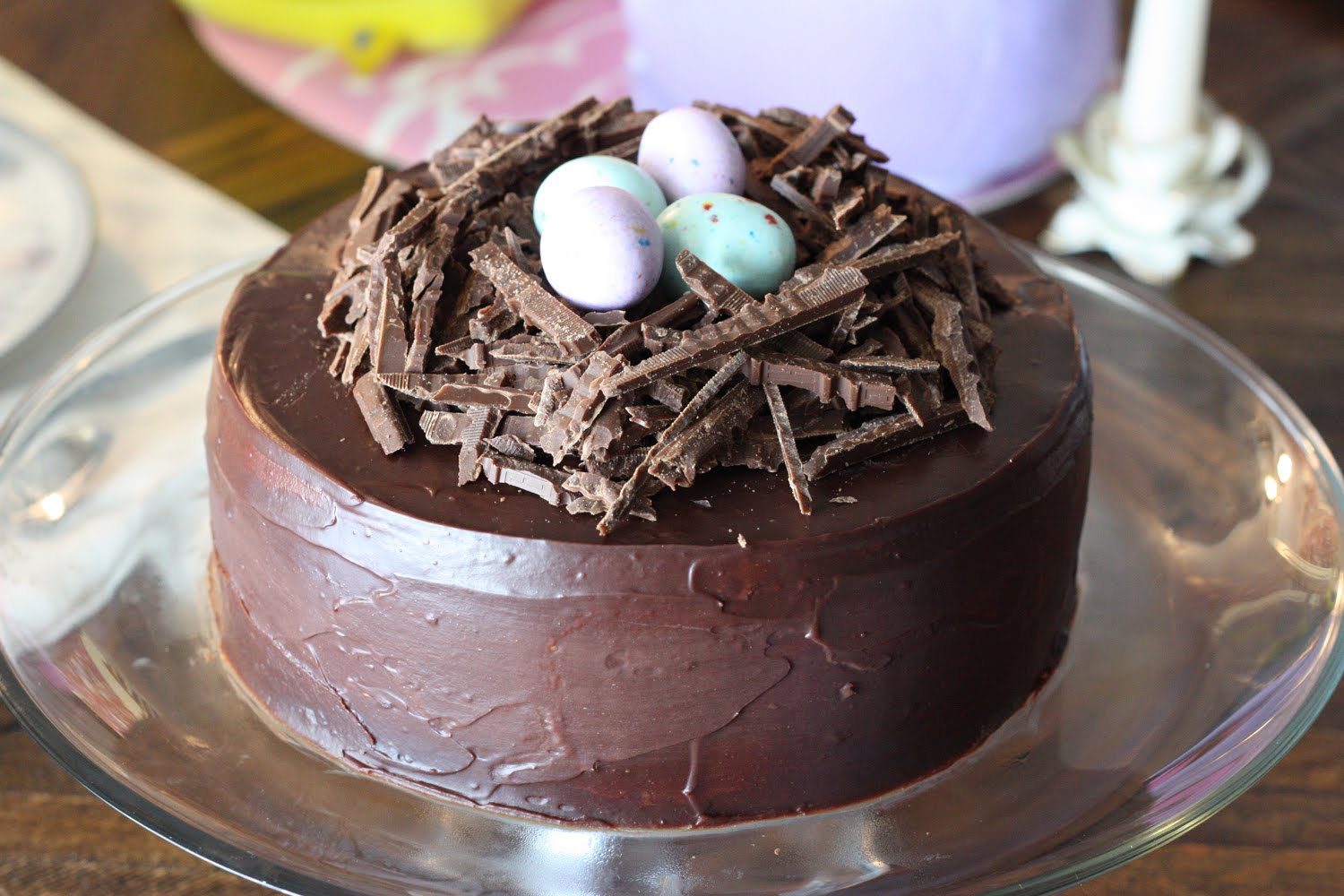 Гнездо из шоколада. Кулич с шоколадным декором. Куличи декор гнездо. Украшение кулича гнездо из шоколада. Торт гнездо.