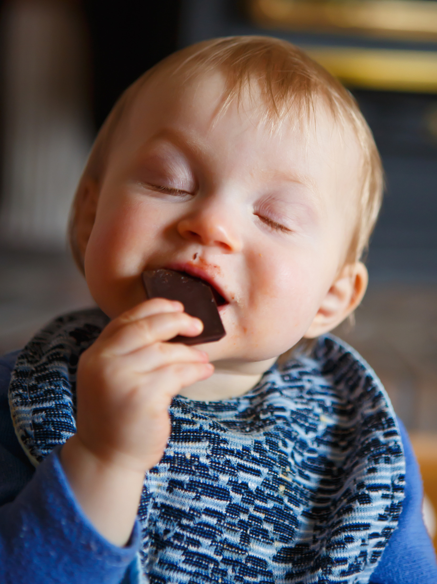 Шоколадки кушаем. Смешные дети. Сладости для детей. Ребенок ест шоколад.