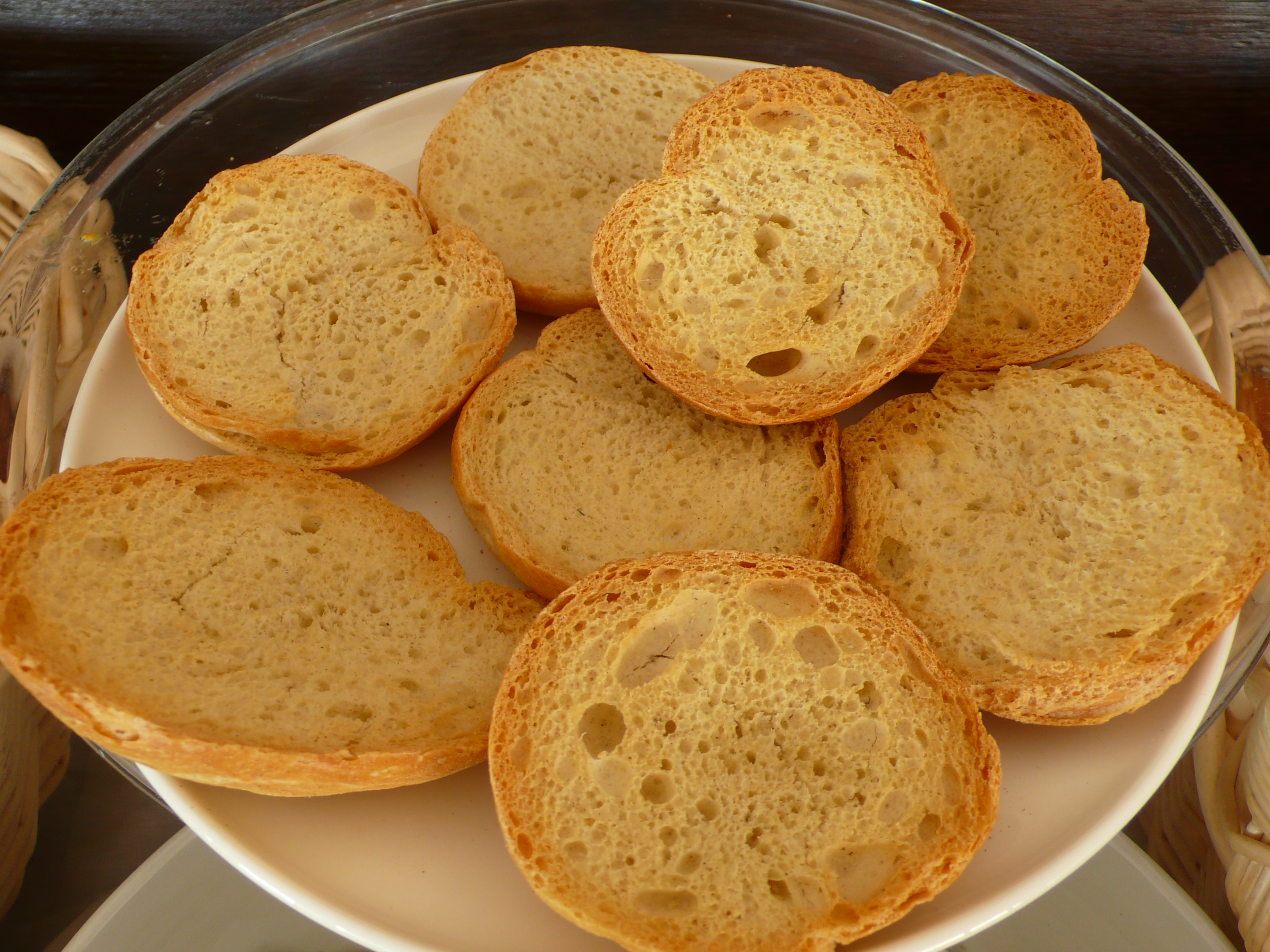 Как посушить хлеб в духовке. Сухари хлебные. Хлеб сухари. Сухари из белого хлеба. Белый хлеб сухари.