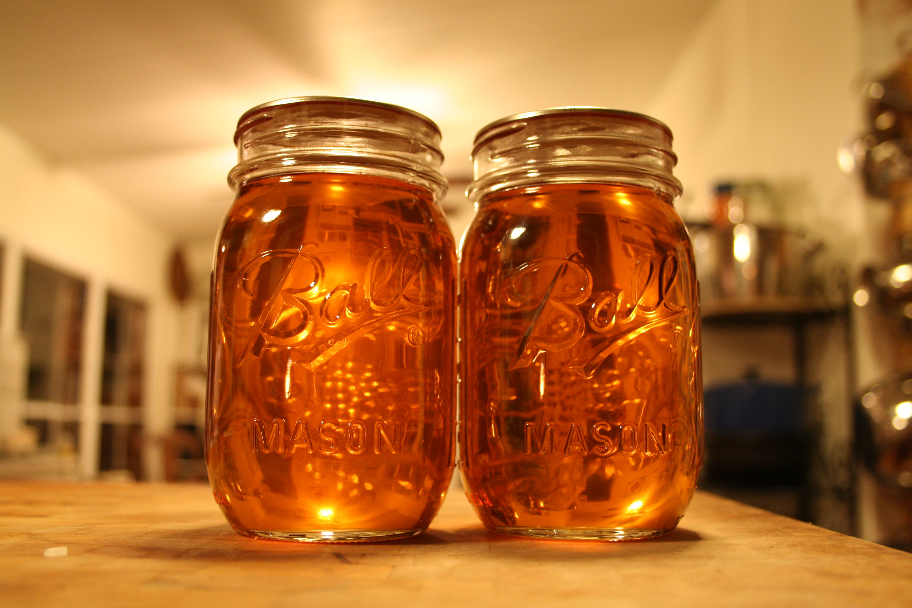 Полезные свойства кленового сока. Сироп Adirondack кленовый. Кленовый сок. Кленовый мед. Квас из клена.