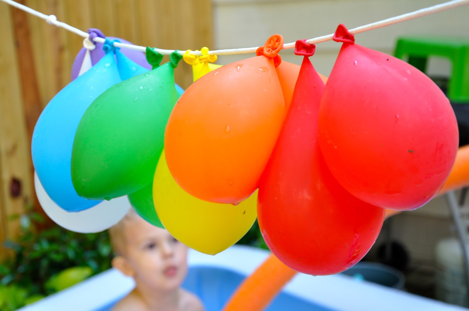 Воздушные шарики с водой. Дети с воздушными шарами. Игрушка в шарике воздушном. Конкурсы с воздушными шарами. Дети с воздушными шариками.