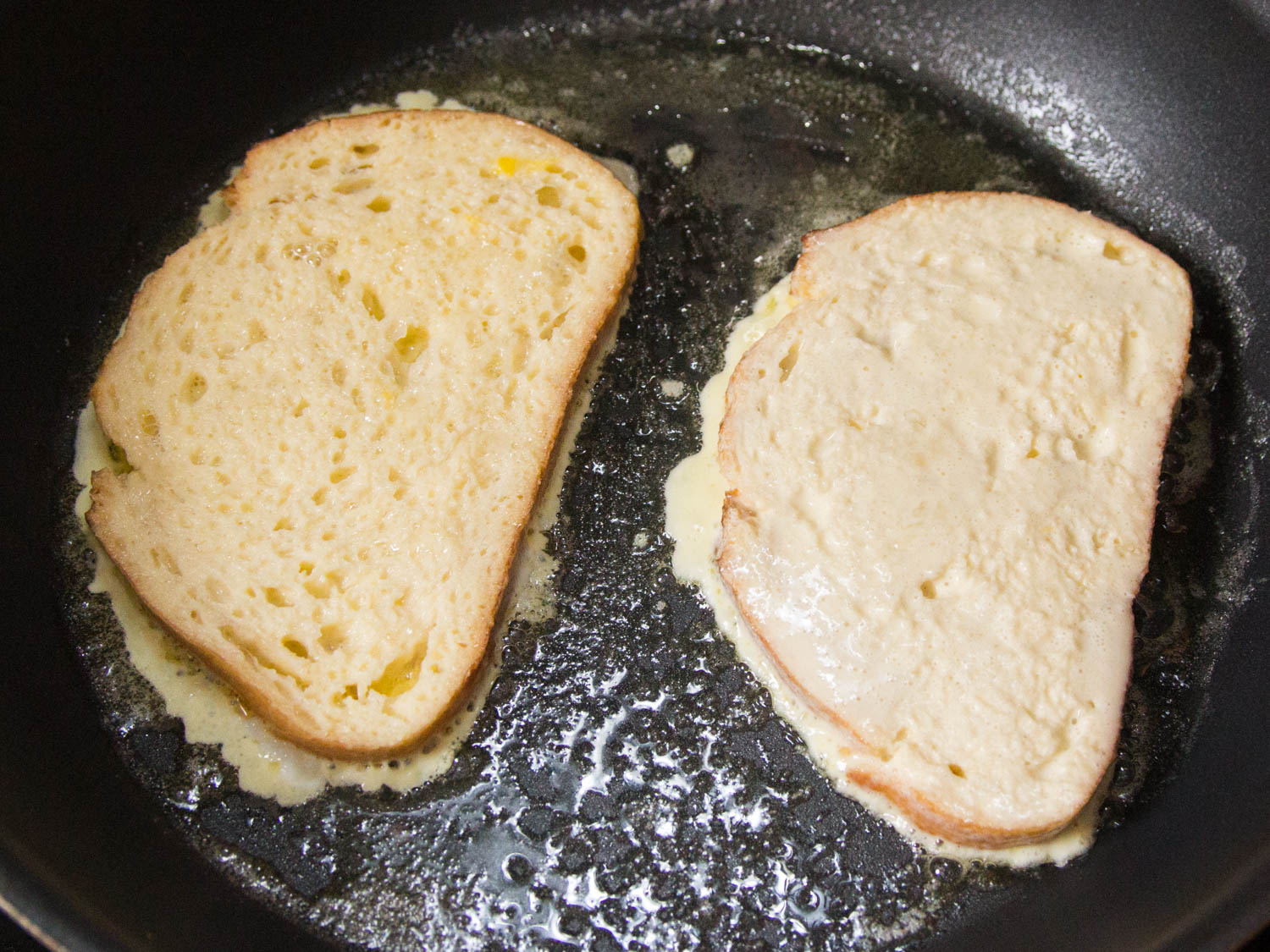 Пожарить хлеб на сковороде с молоком