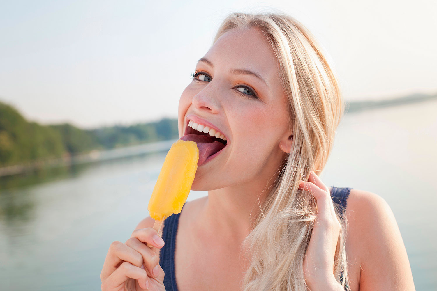 Блонда лижет. Девушка и мороженое. Девушка облизывает мороженое. Девушка ест. Красивая девушка ест мороженое.