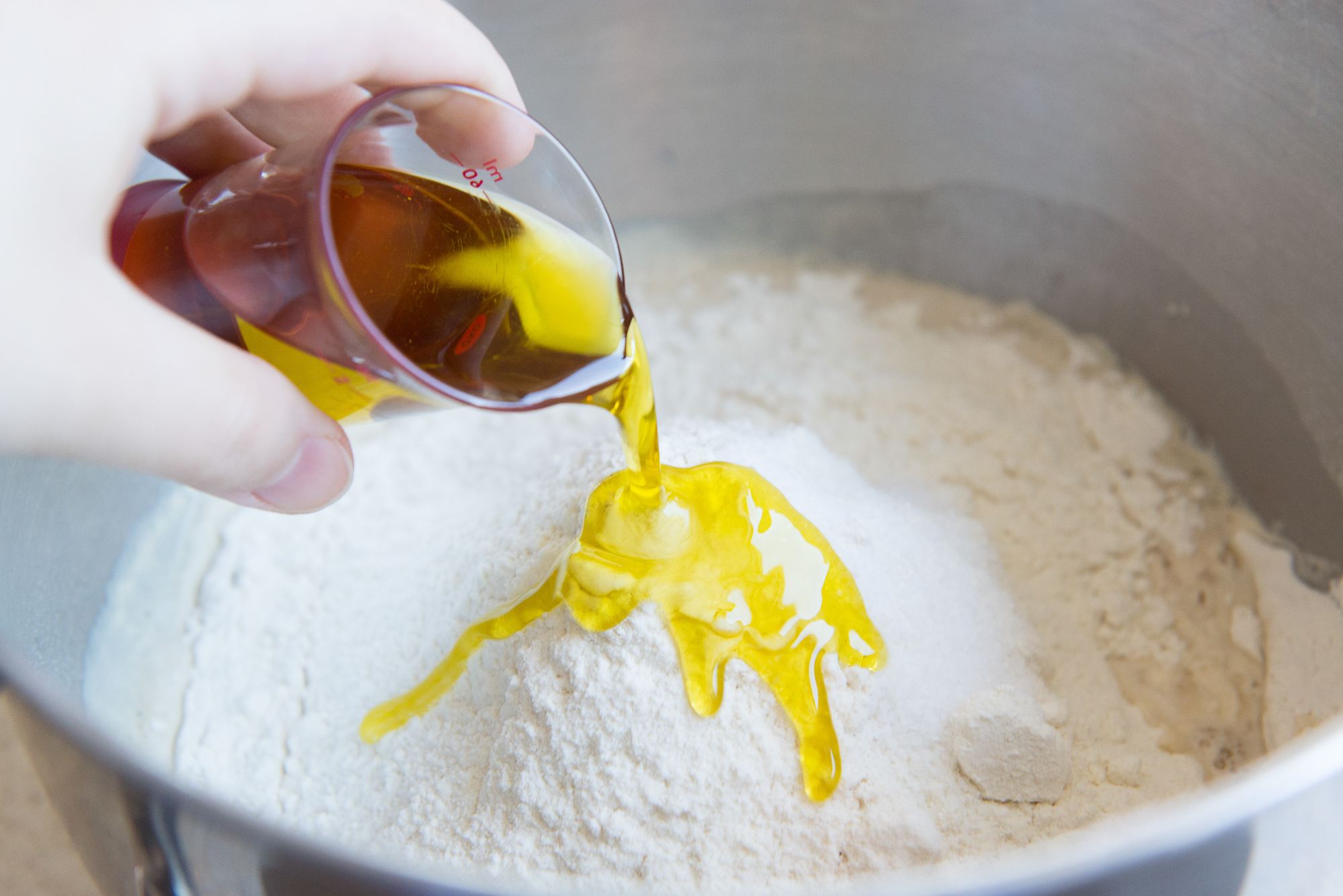 Тесто сливочное масло вода. Мука и масло. Тесто в подсолнечном масле. Перемешивание продуктов. В тесто добавляют масло.