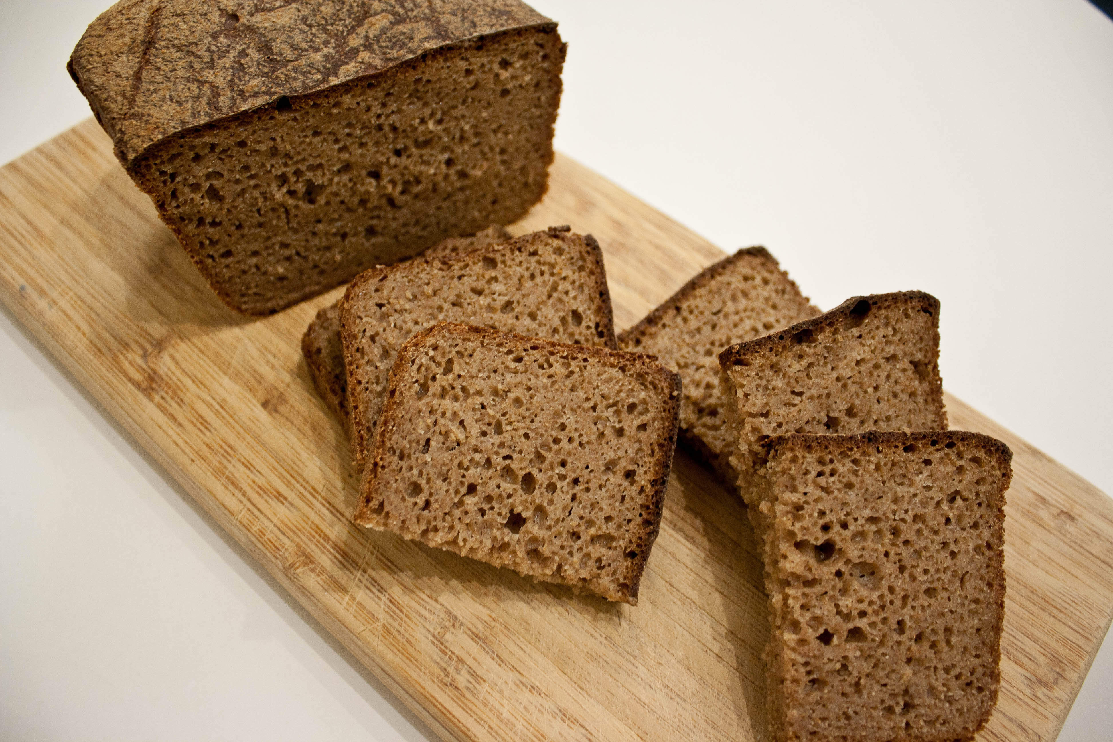 Черных хлеб. Ржаной хлеб. Кусок ржаного хлеба. Кусок черного хлеба. Ломтик хлеба.