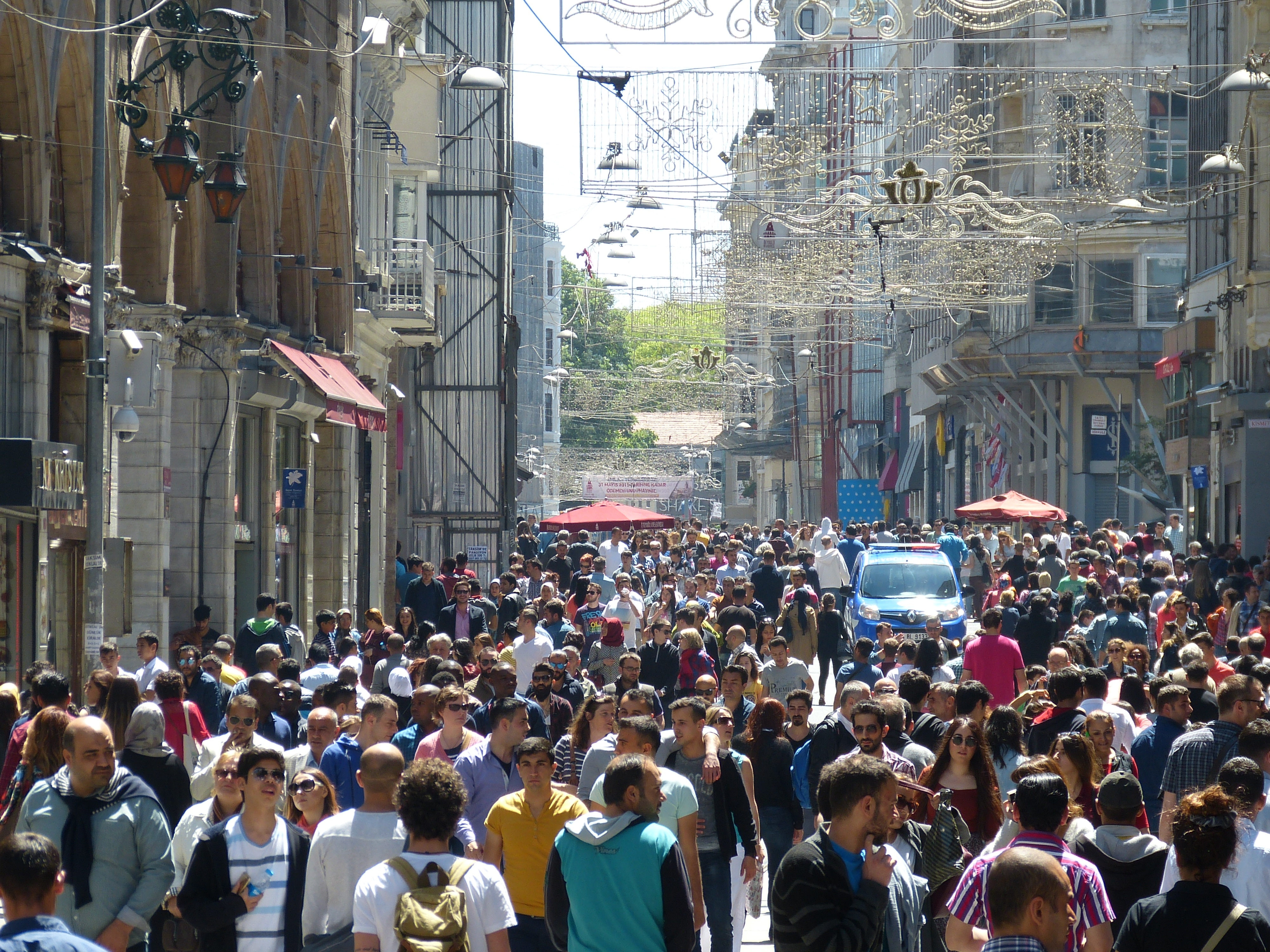 Много человек на улице. Много людей в городе. Люди в городе. Толпа людей в городе. Стамбул жители.