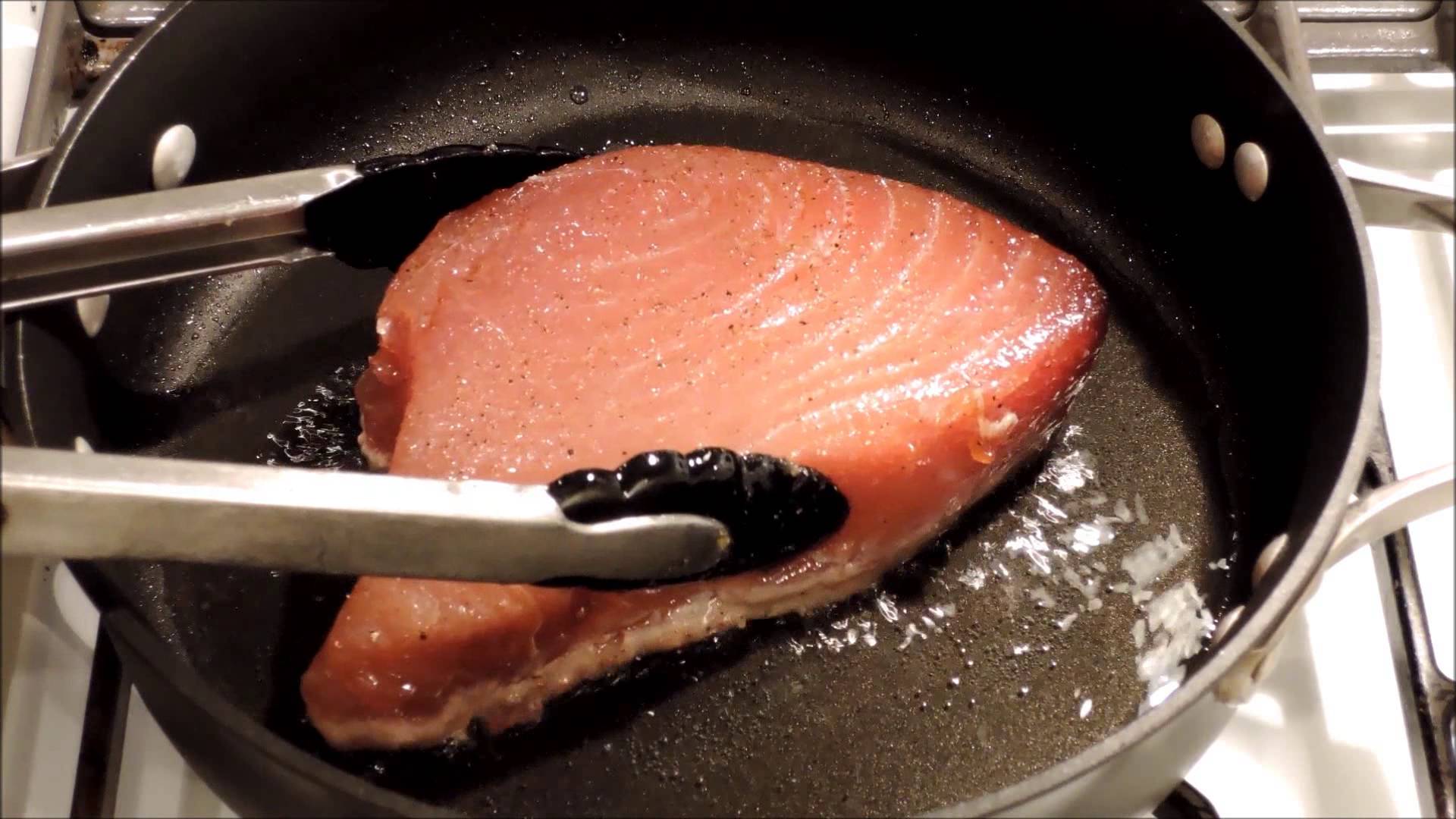 Как вкусно приготовить тунца на сковороде свежемороженного. Тунец на сковороде. Тунец жареный на сковороде. Приготовление тунца на сковороде. Стейк тунец жареный на сковороде.