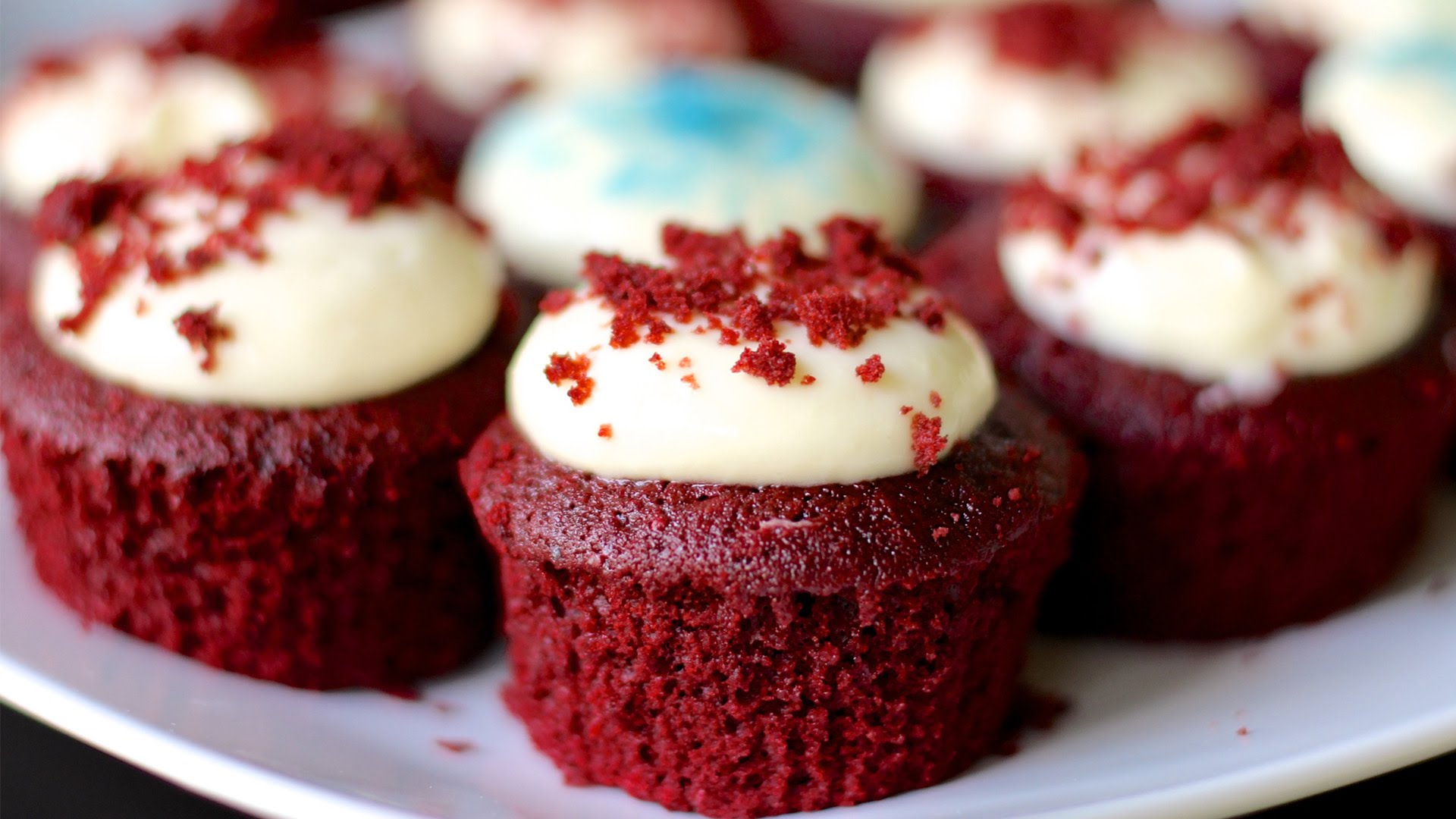 Свекольный торт рецепт. Red Velvet Cupcakes. Капкейки красный бархат. Свекольный торт. Кексы красный бархат.