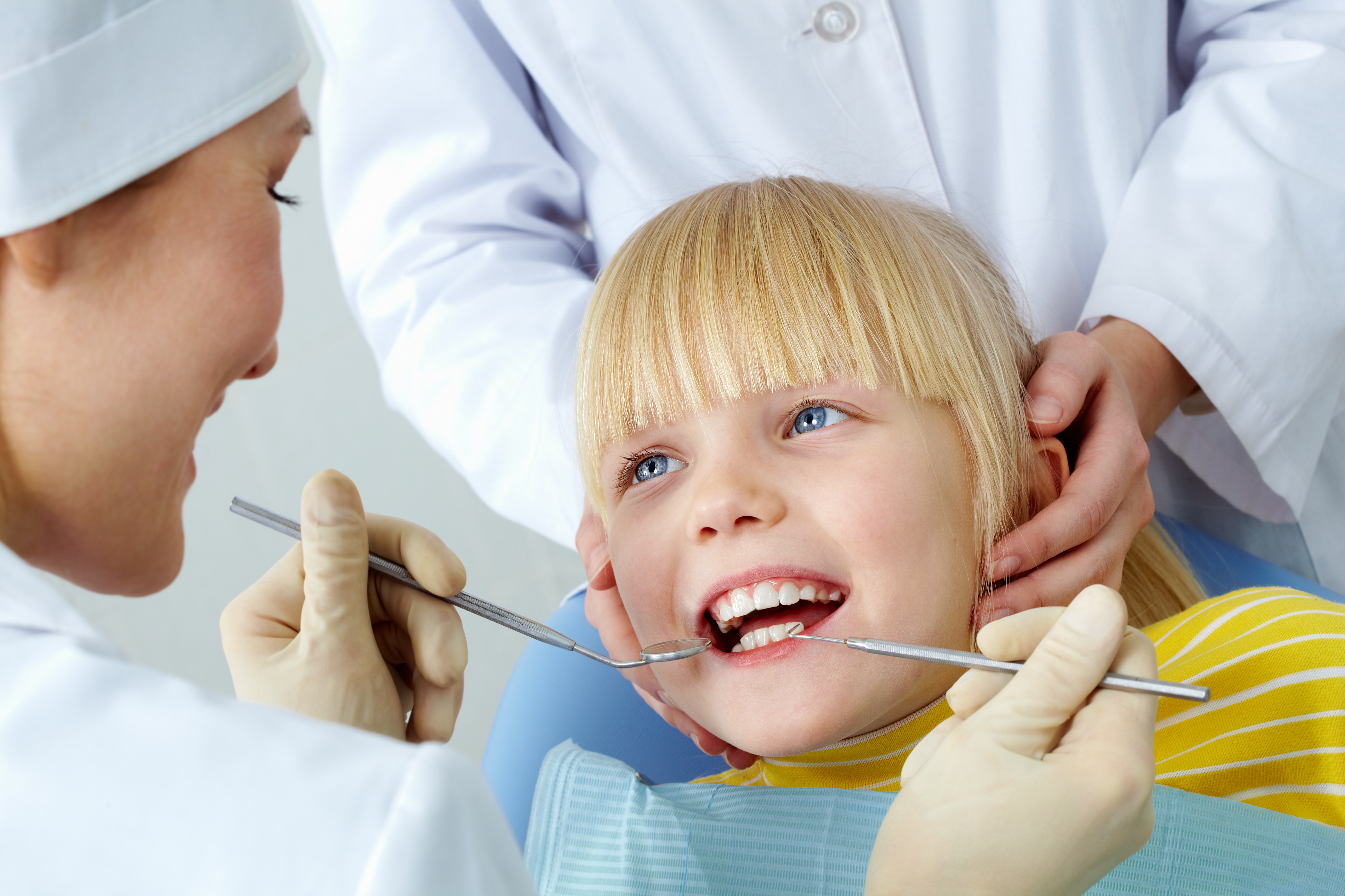 Зубной врач для детей. Детская стоматология. Красивые зубы у детей. Ребенок у стоматолога.