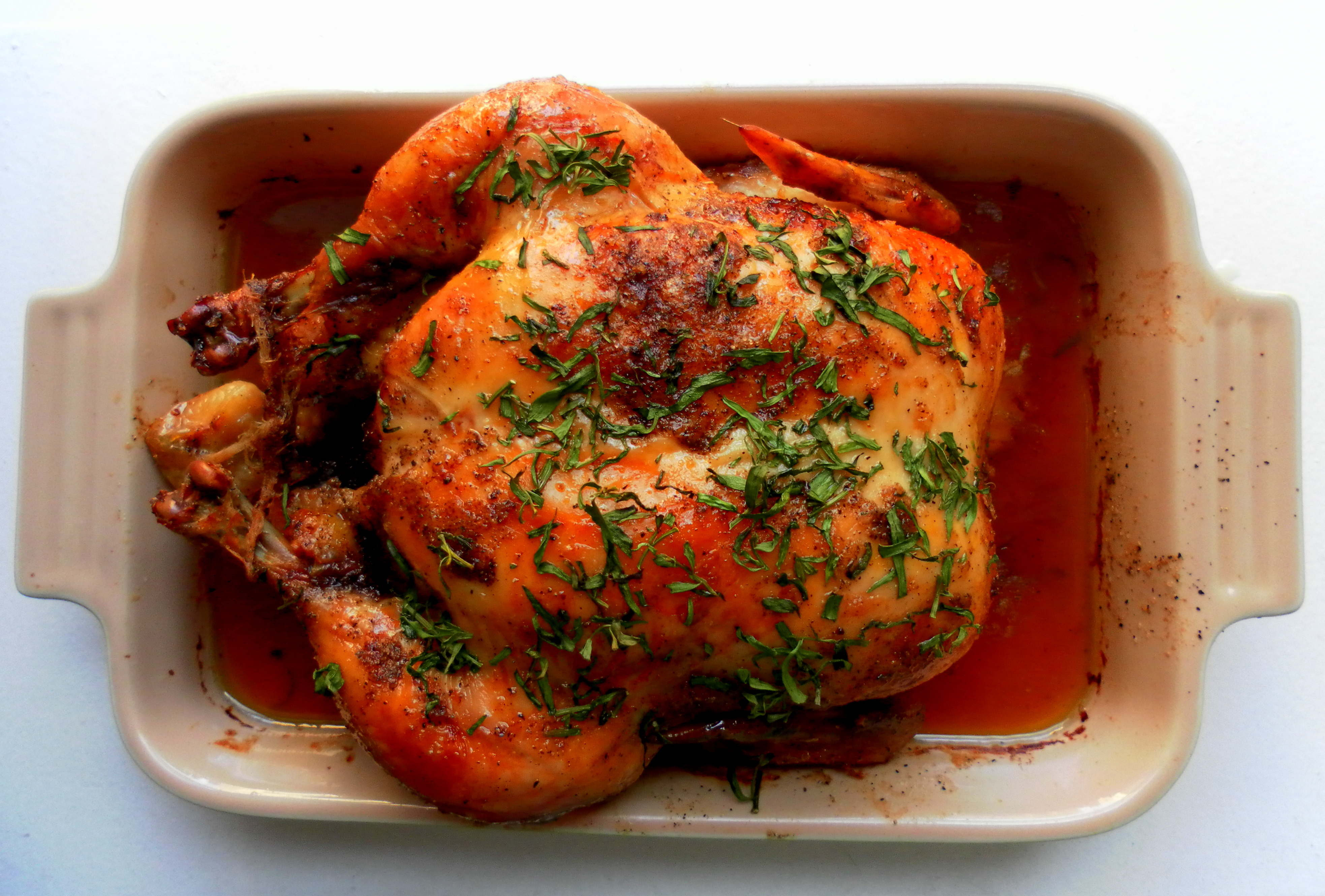 Рецепты куры духовке медом. Маринад для курицы. Маринад для курицы в духовке. Курица запеченная в духовке. Курица в томатном соусе в духовке.