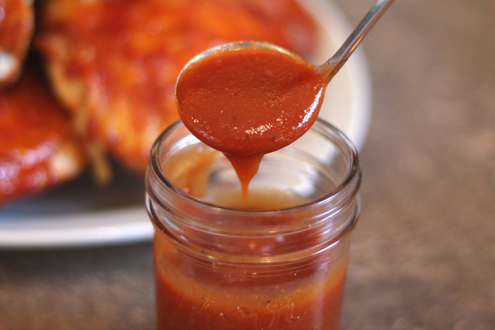 Простые вкусные соусы. Соус. Соус для шашлыка из томатной пасты. Томатный соус к шашлыку. Сырный и томатный соус.