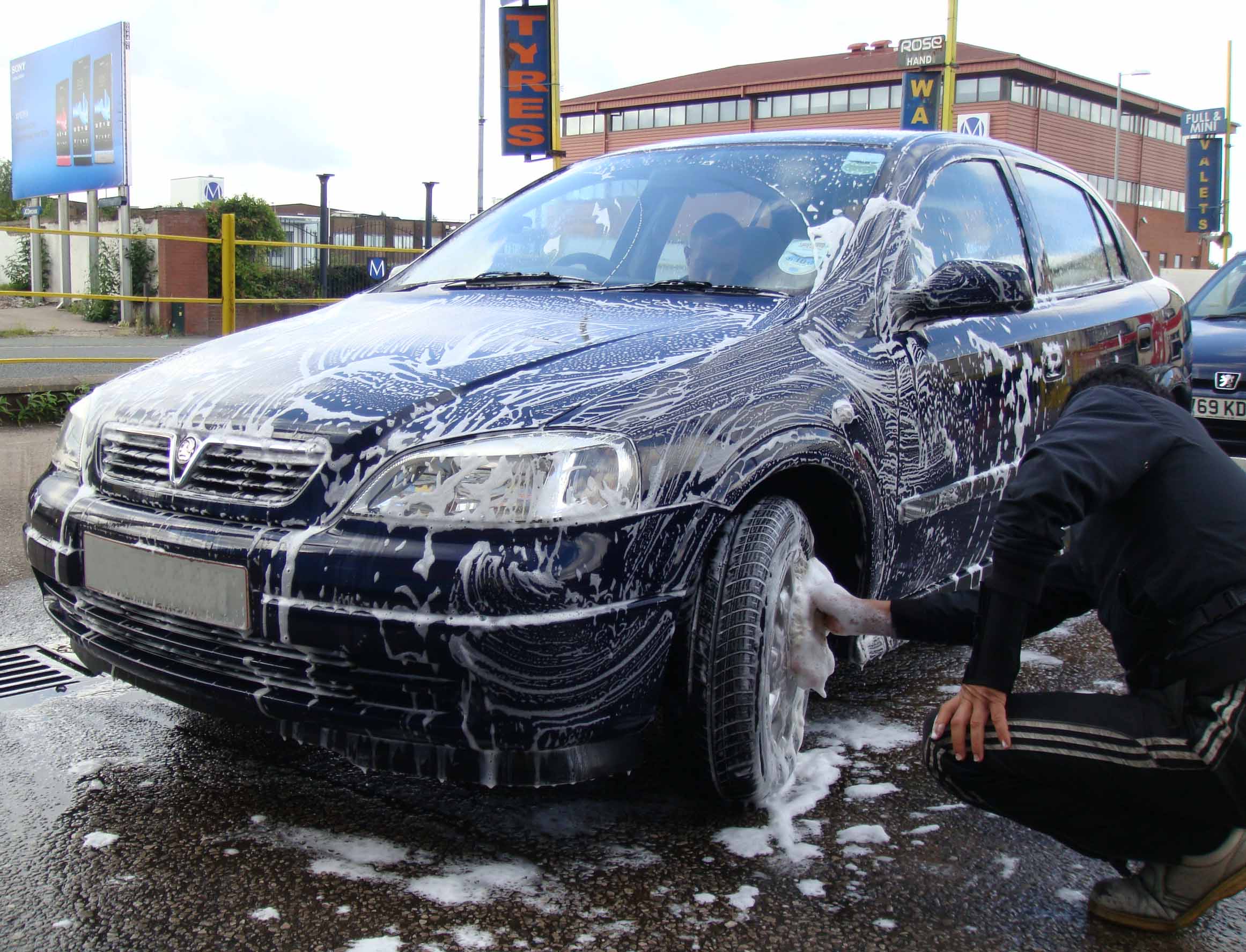Можно ли мыть машину на даче. Мойка машины. Наружная мойка автомобиля. Помыть машину. Самостоятельная мойка машины.