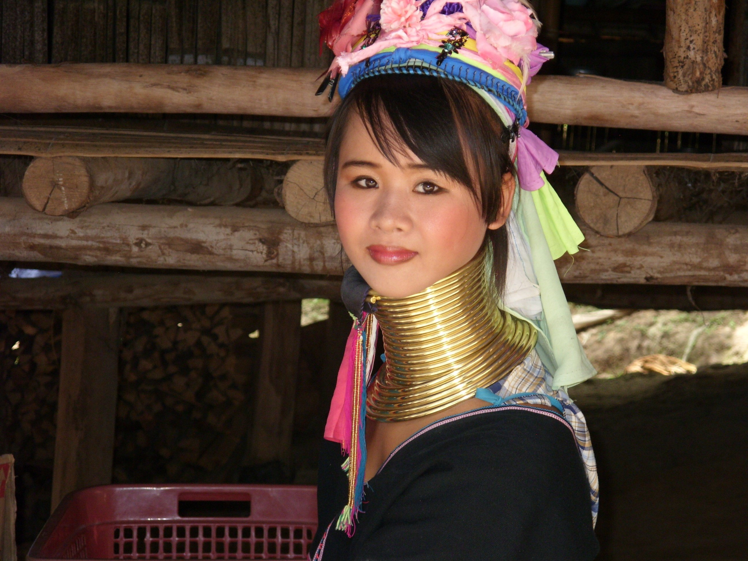 Длинная шея признак. Племя Падаунг Бирма. Женщины Жирафы племени Падаунг. Племя Падаунг Бирма без колец. Женщины народа Падаунг.