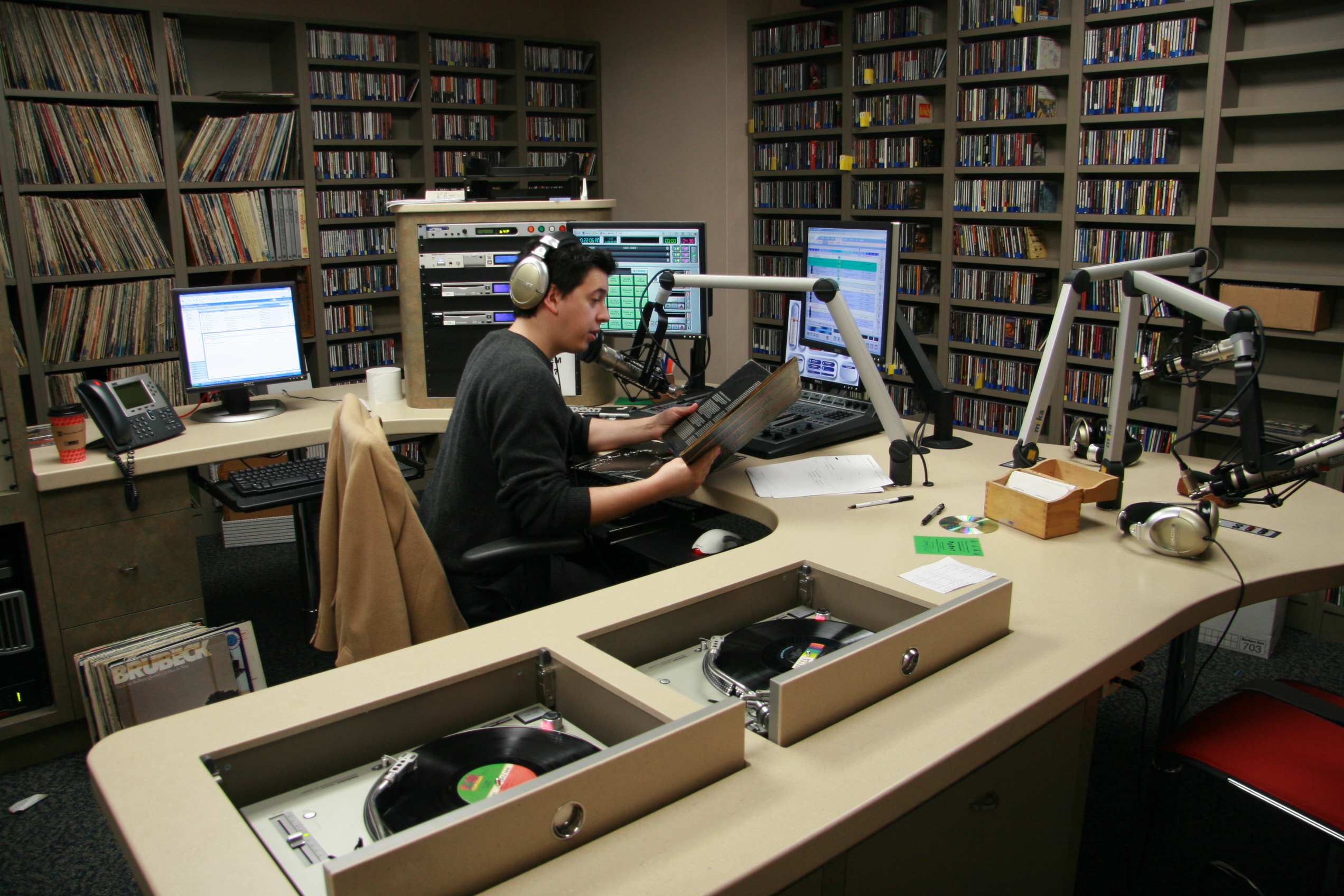 Радио для офиса. Офис радиостанции. The Radio Station. Микрофон для радиостудии. The Radio Station игра.