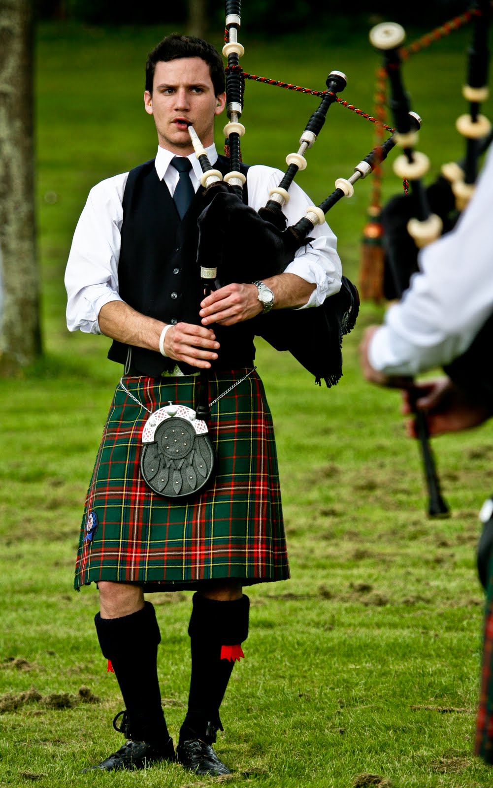 Scottish irish. Эстетика Шотландии килт. Национальный костюм Шотландии женский Чужестранка. Национальный костюм Ирландии мужской килт. Килт и тартан.