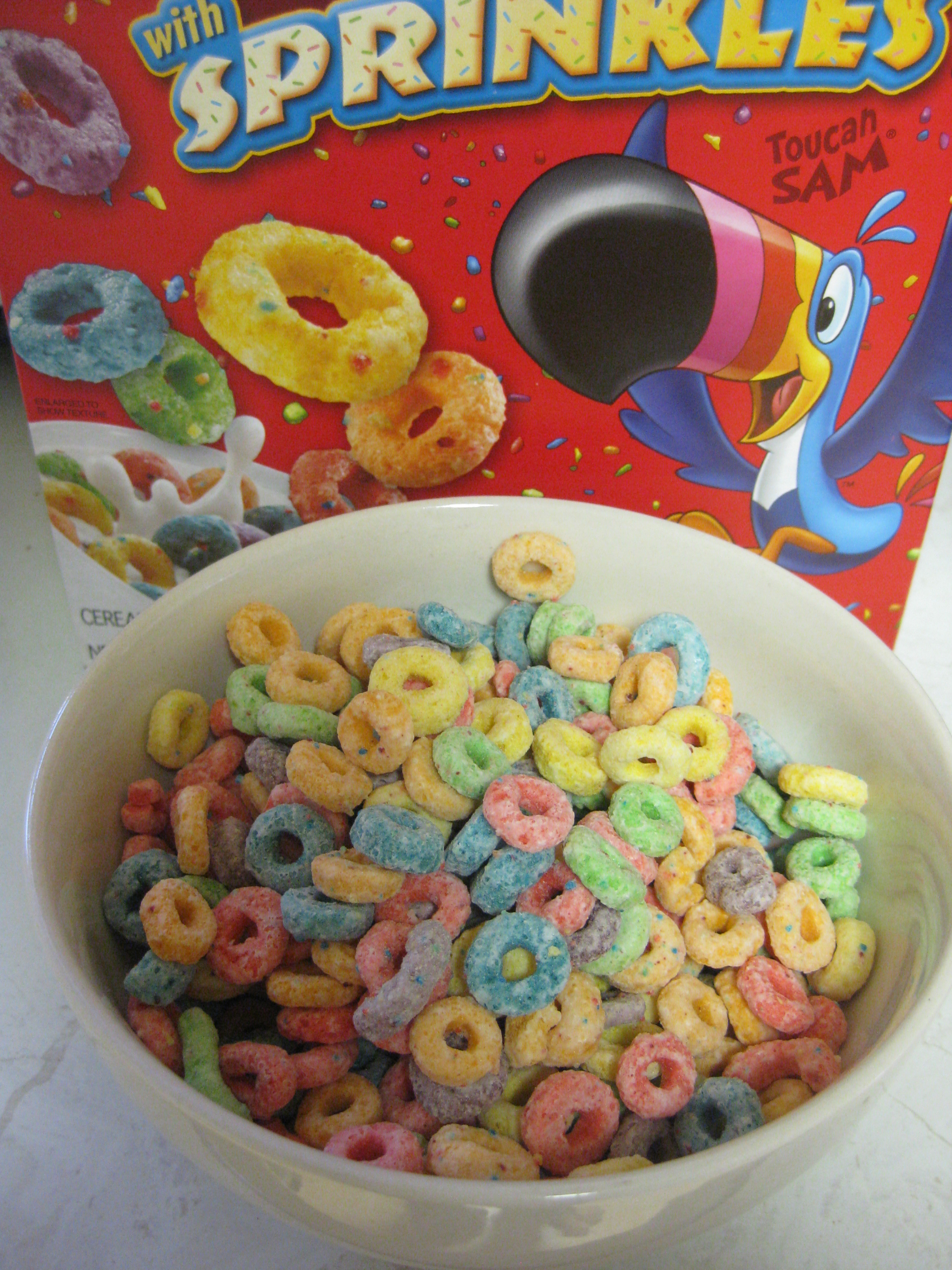 Цветные завтраки. Хлопья разноцветные. Сухой завтрак Колечки. Готовый завтрак цветные Колечки. Сухой завтрак Колечки разноцветные.