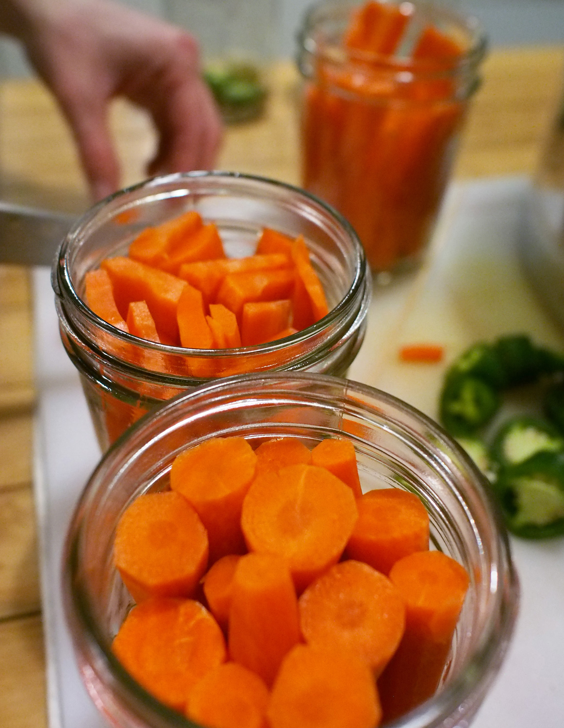 Морковь в соленой воде. Маринованная морковь. Маринованная мороквку. Консервирование с морковью. Соленая морковь.