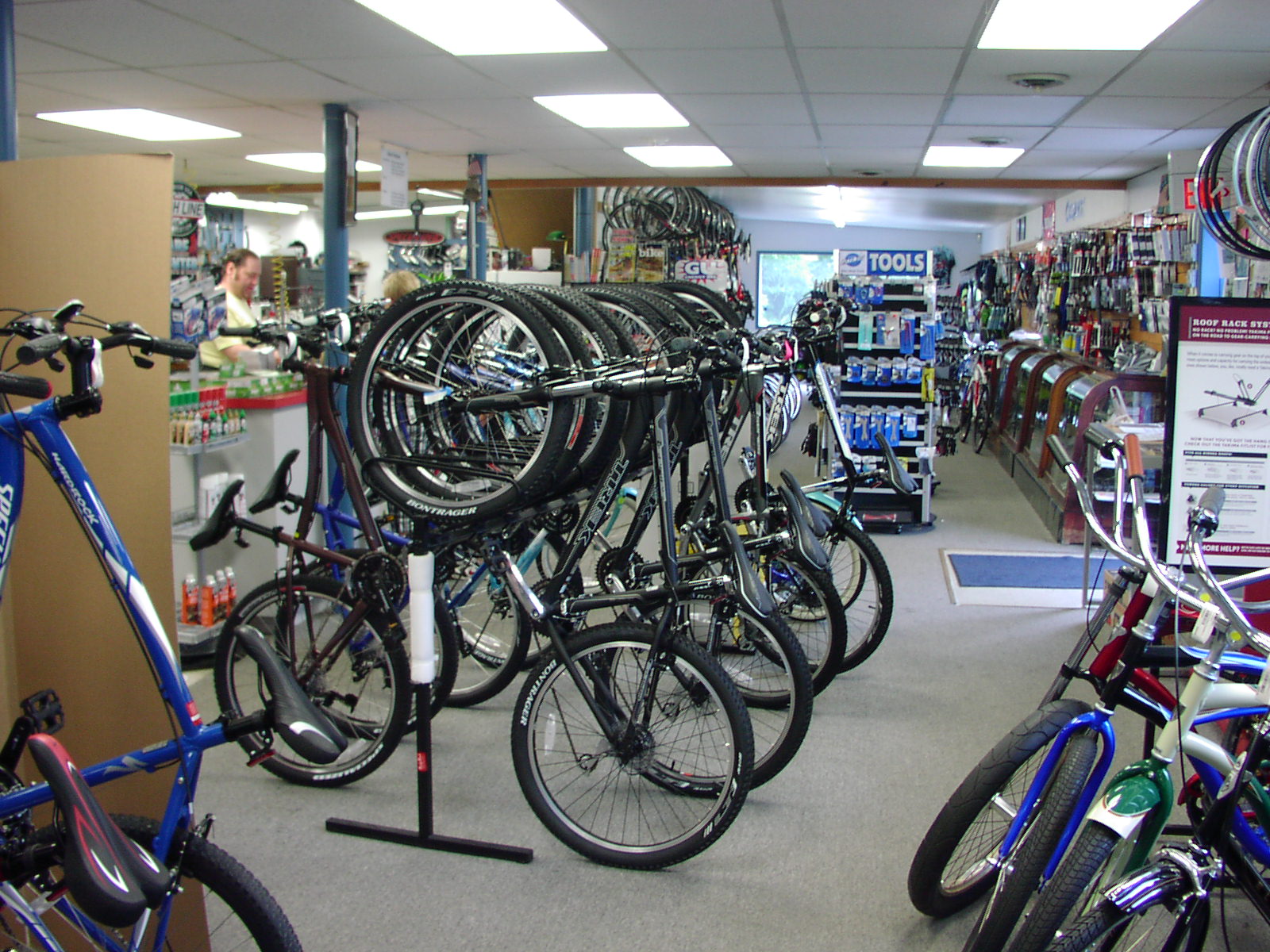 Телефоны магазинов велосипед. Магазин велосипедов. Склад велосипедов. Оборудование для веломагазина. Велосипедный магазин.