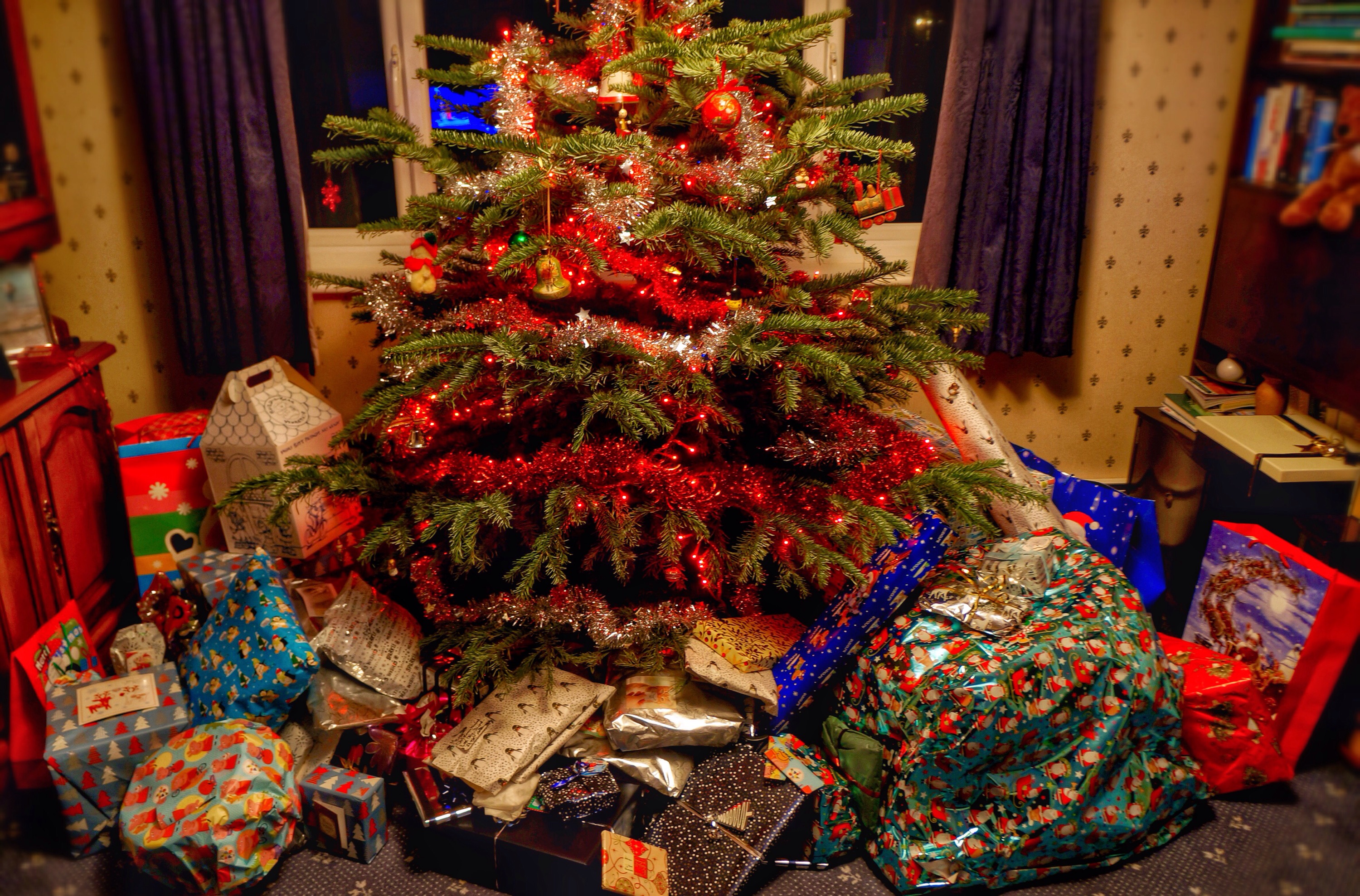 The under presents. Presents under Christmas Tree. Военный распаковывает подарок на новый год. Gifts under the Christmas Tree. Christmas Eve presents.