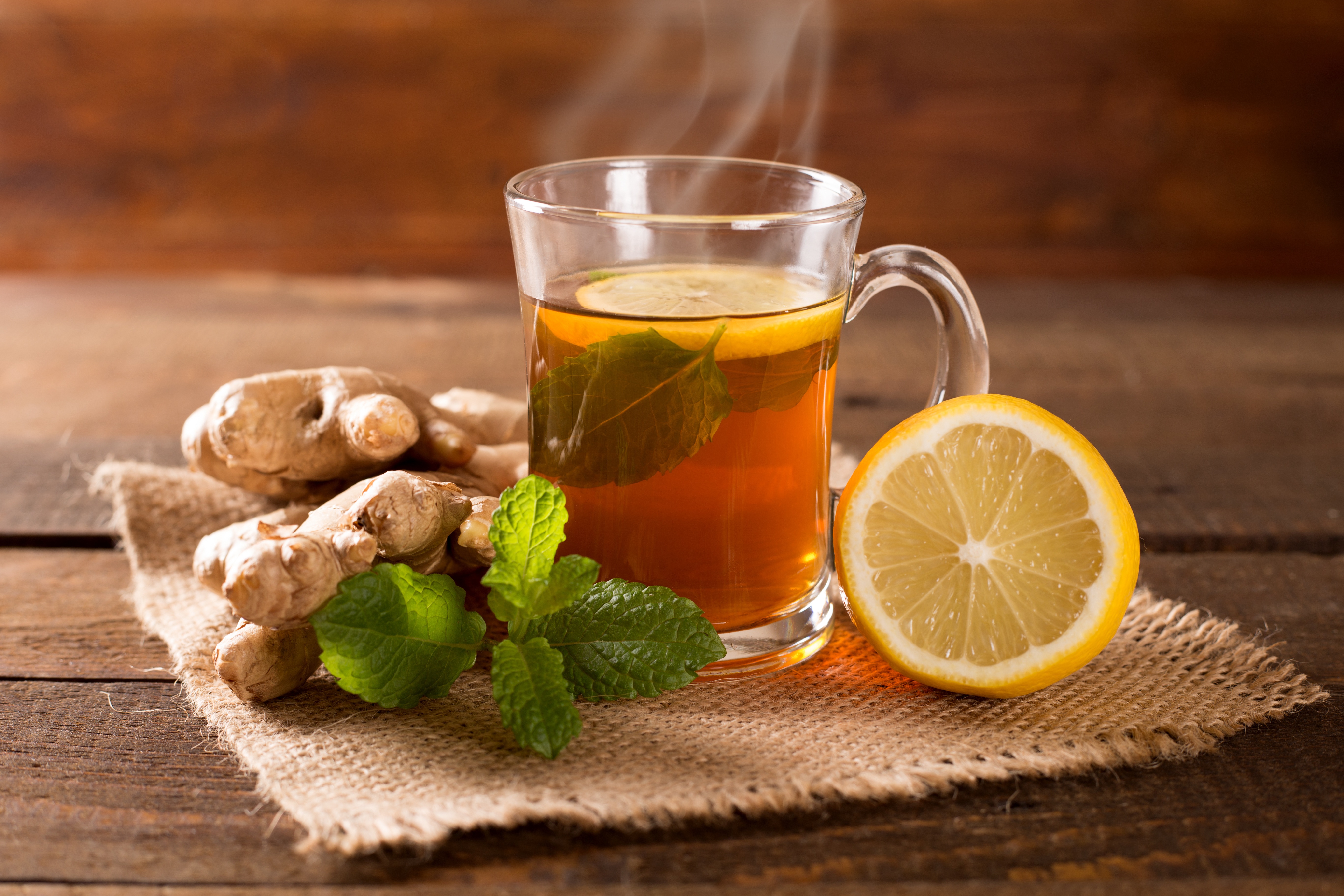 Имбирь для здоровья после 60. Имбирный чай. Чай с лимоном. Чай с имбирем. Чай с лимоном и имбирем.
