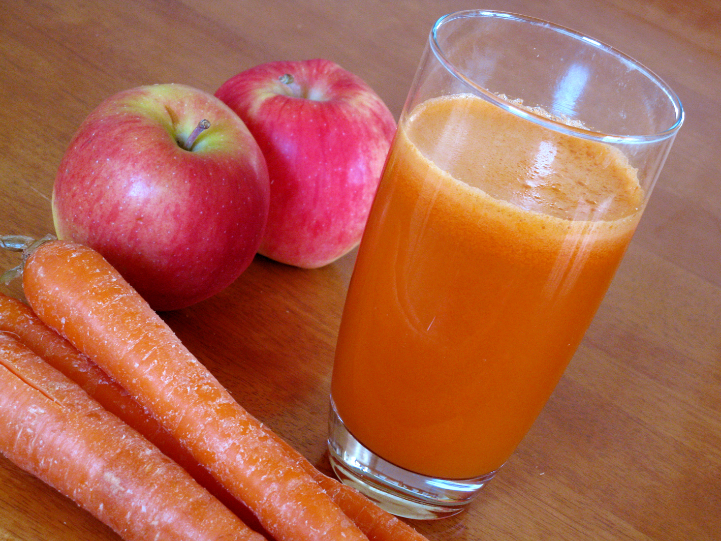 Смузи из моркови и яблок. Яблочно морковный Фреш. Yablochno-Markovniy Fresh. Яблочный сок. Свежевыжатый яблочный сок.