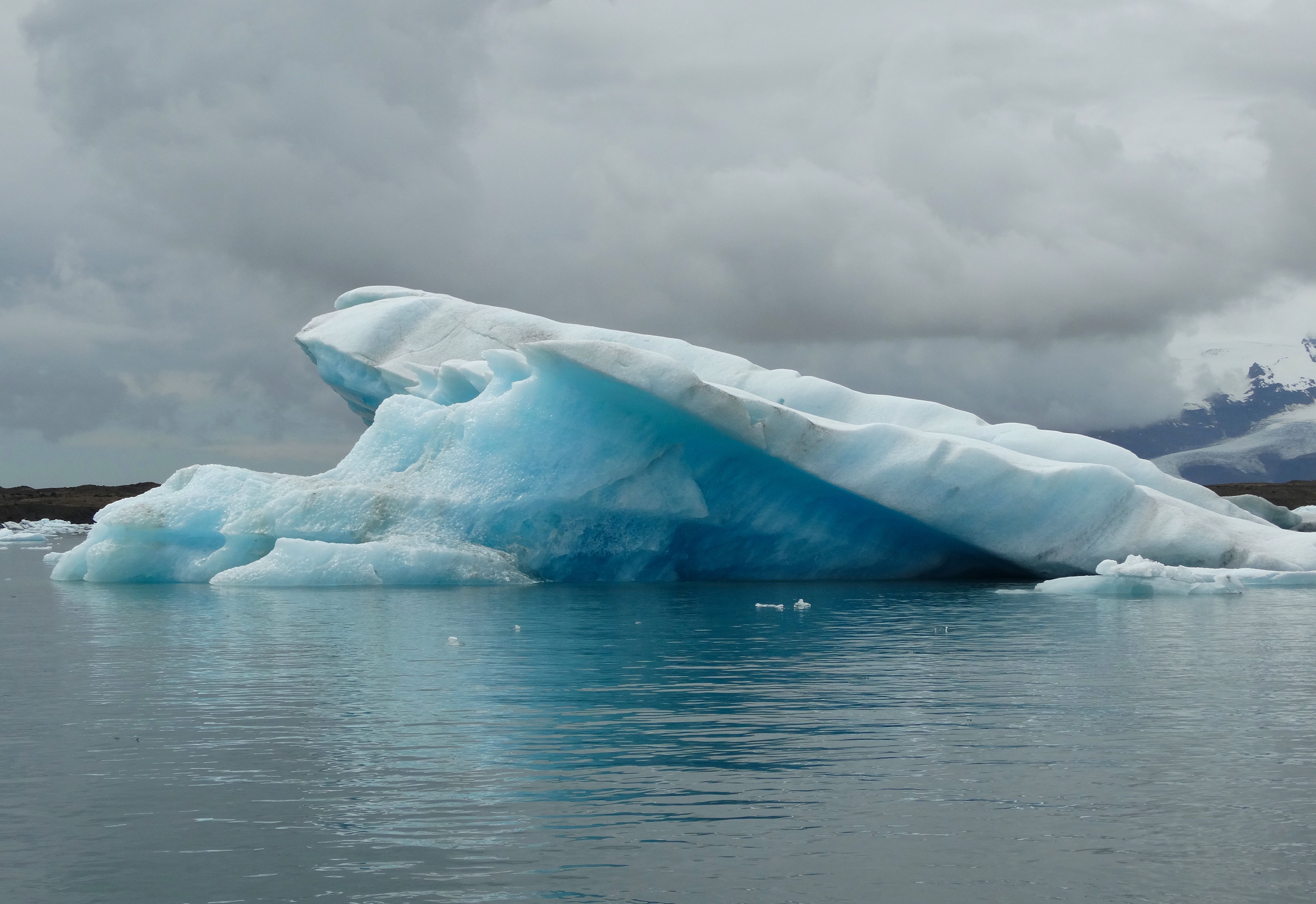 Глыба льда на воде. Айсберг лед. Айсберг глыба льда. Льдина в океане. Лед льдины.