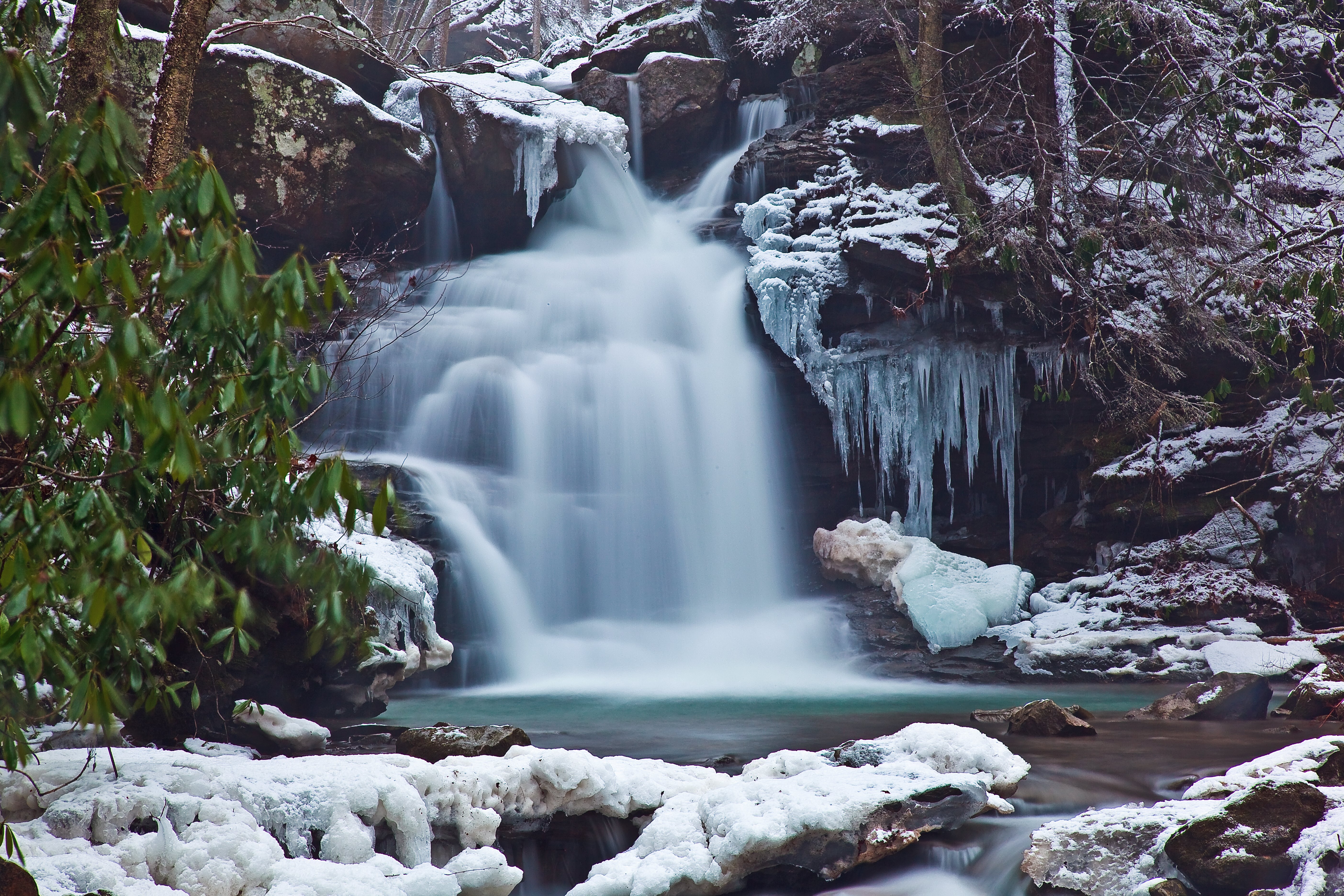 Зима фото водопад. Водопад Сноу крик. Водопад соль Дюк. Зимний водопад. Лесной водопад зима.