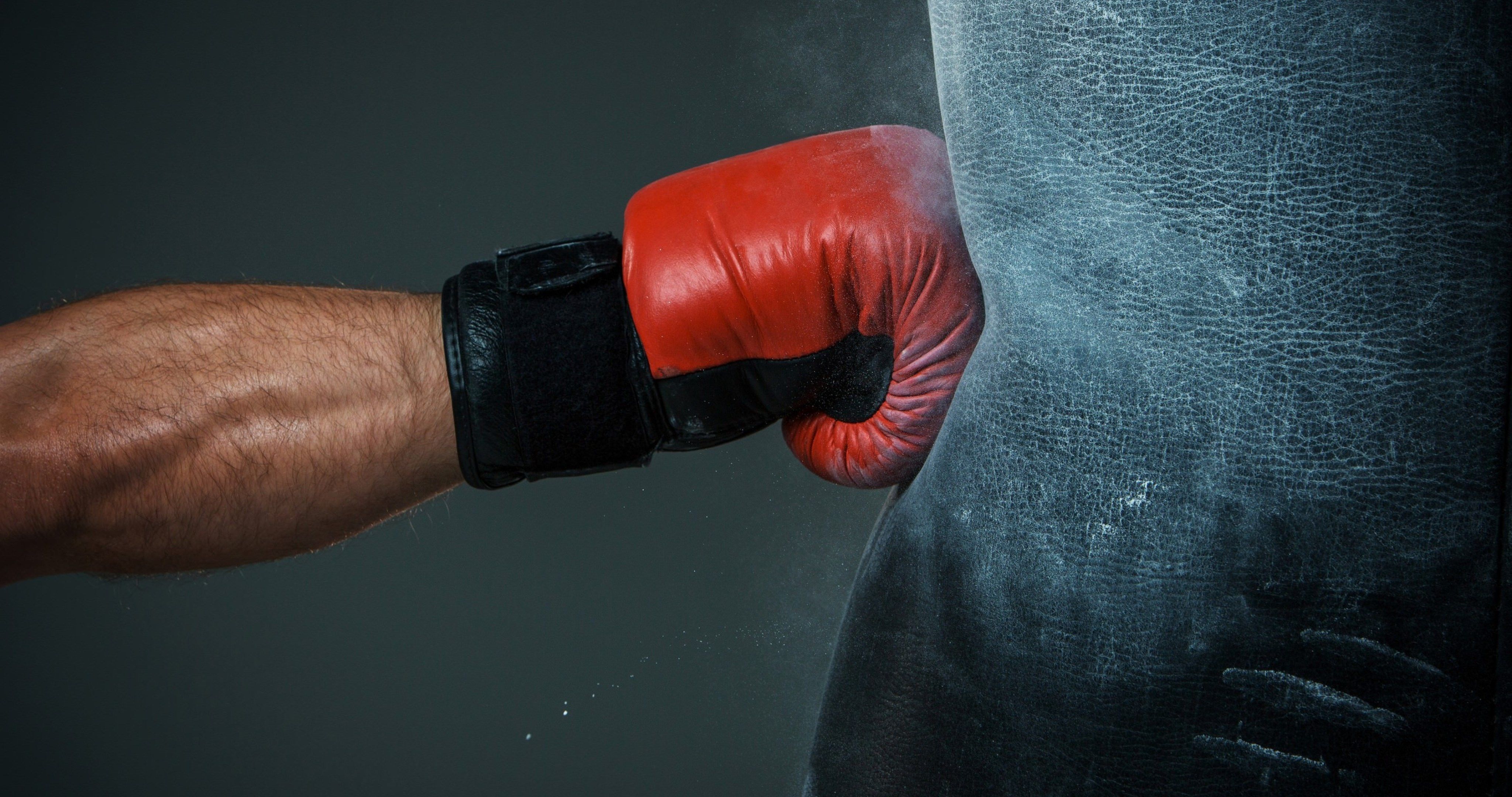 Боксировать. Боксерские перчатки бьют по груше. Боксерские перчатки руки от первого лица. Боксерские перчатки противники ударяют по рукам. Перчатки по которым бьют боксеры.
