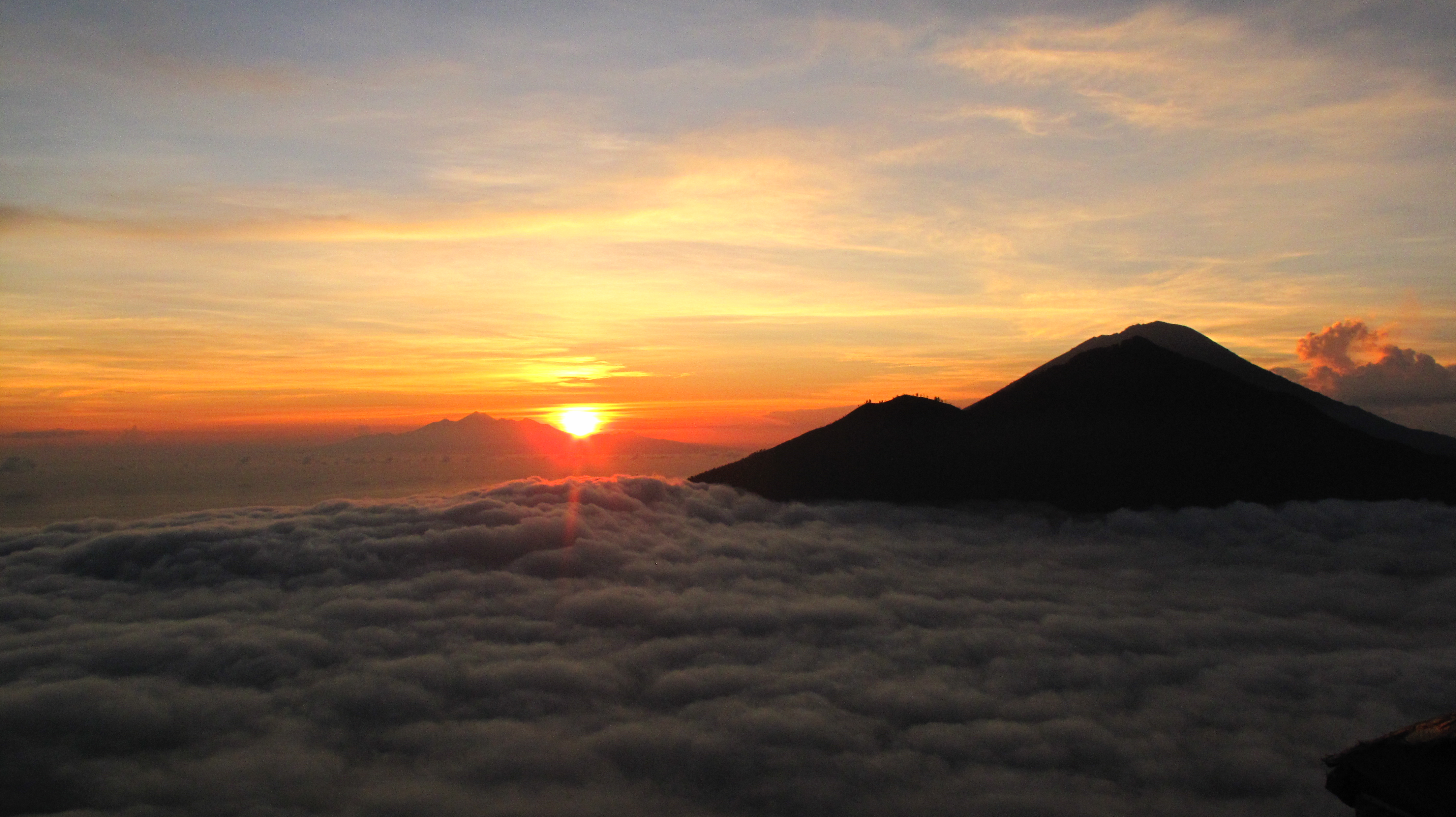 Батур бали. Гора Батур на Бали. Вулкан Батур на Бали. Рассвет на вулкане Батур. Гора Батур рассвет.