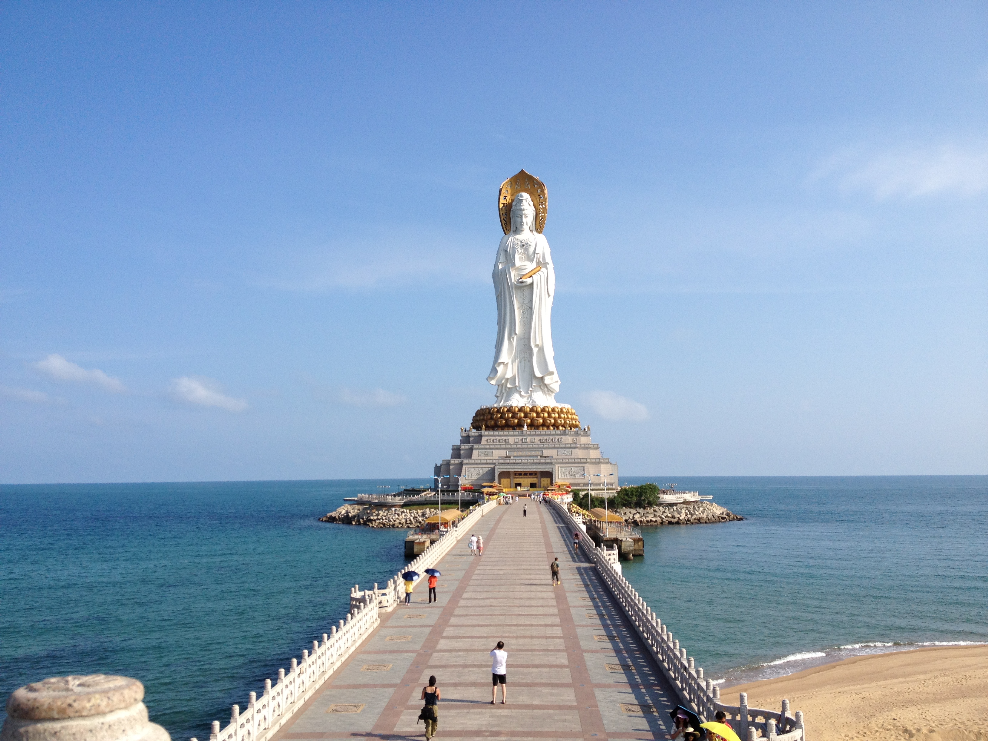 Города китая с морем. Китай центр буддизма Наньшань. Китай статуя Богини Гуаньинь. Статуя Гуаньинь (Наньшань). Гуань Инь Хайнань.