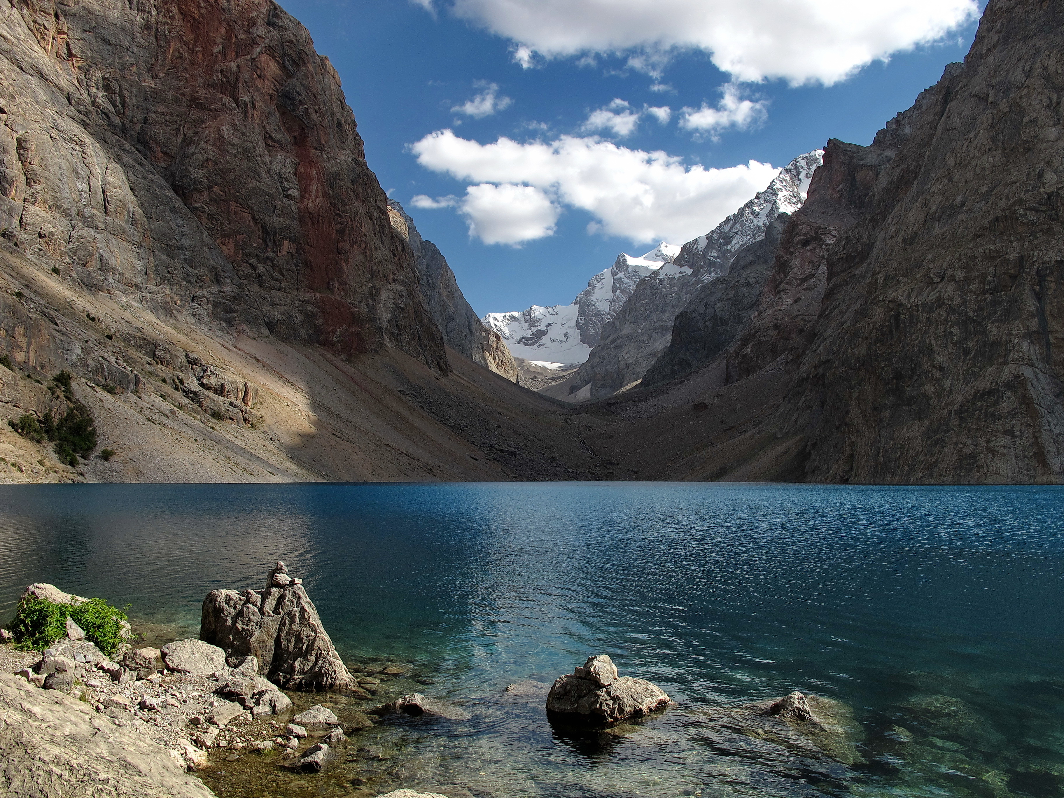 Таджикистан горы. Ленинабад Кайраккумское водохранилище. Природа Таджикистана Памир. Озеро в памире Таджикистан. Хафткул Таджикистан.