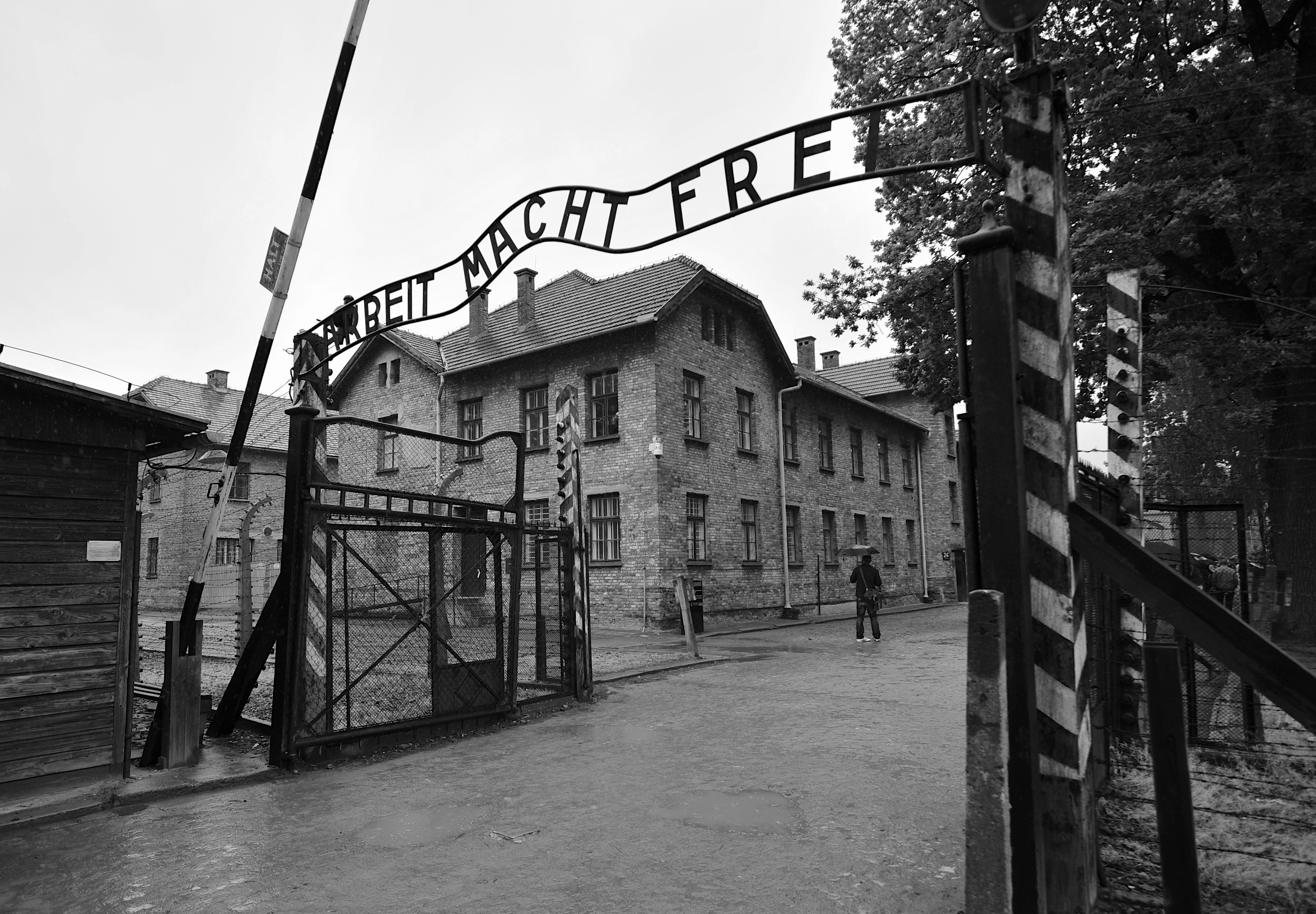 Concentration camp. Ворота лагеря Аушвиц. Ворота концлагеря Освенцим. Аушвиц 2 ворота. Ворота концлагеря Аушвиц.