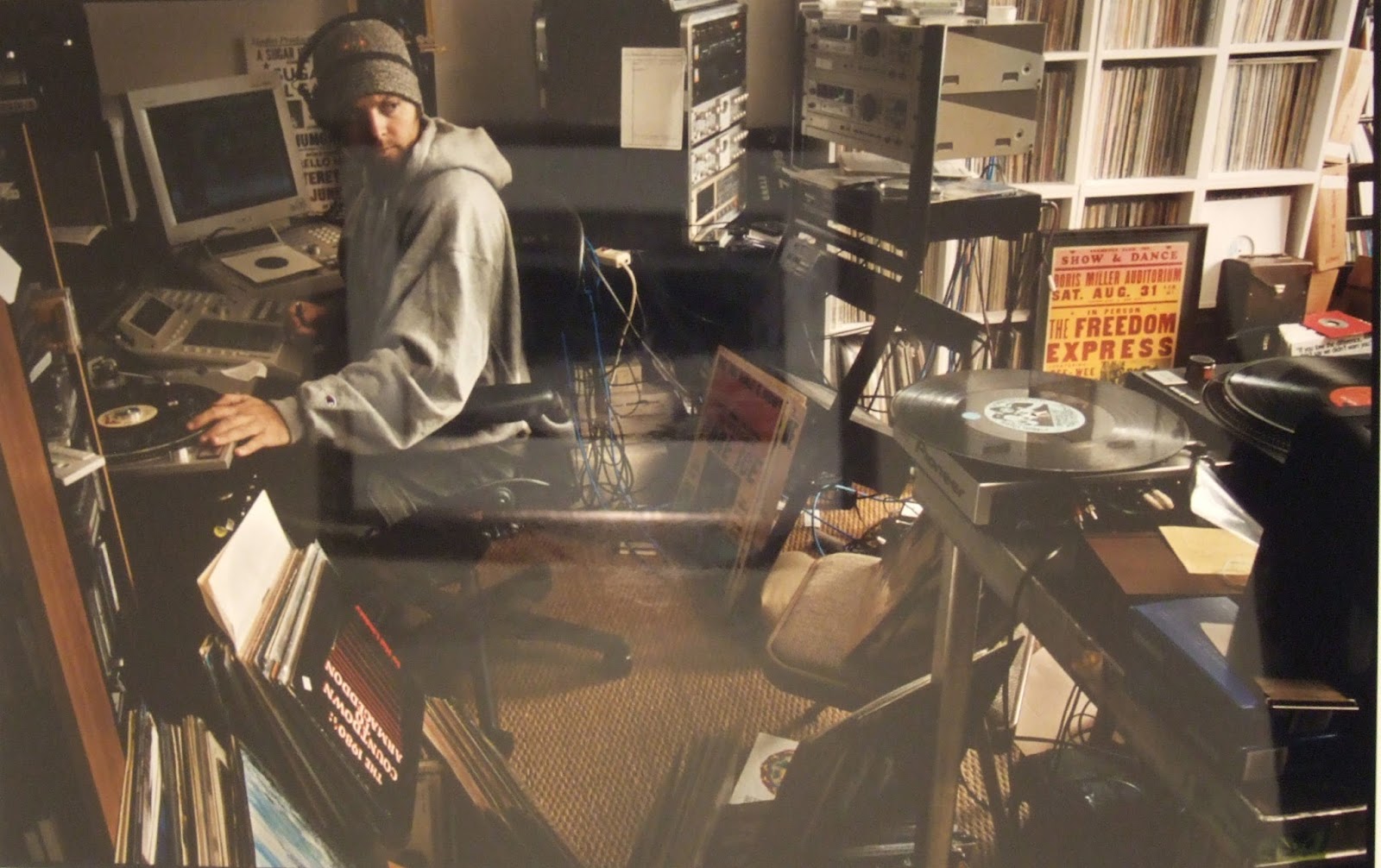 Slide sonoridade melódica dj shadow zn slowed. DJ Shadow Midnight in a perfect World. Студия диджея Shadow. DJ Shadow в студии. Комната DJ Shadow.