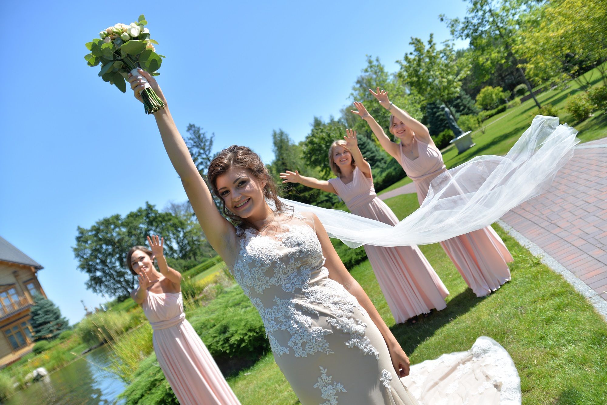 Привет где нет невест. Бросание букета на свадьбе. Невеста бросает букет. Букет невесты для бросания. Невеста кидает букет.