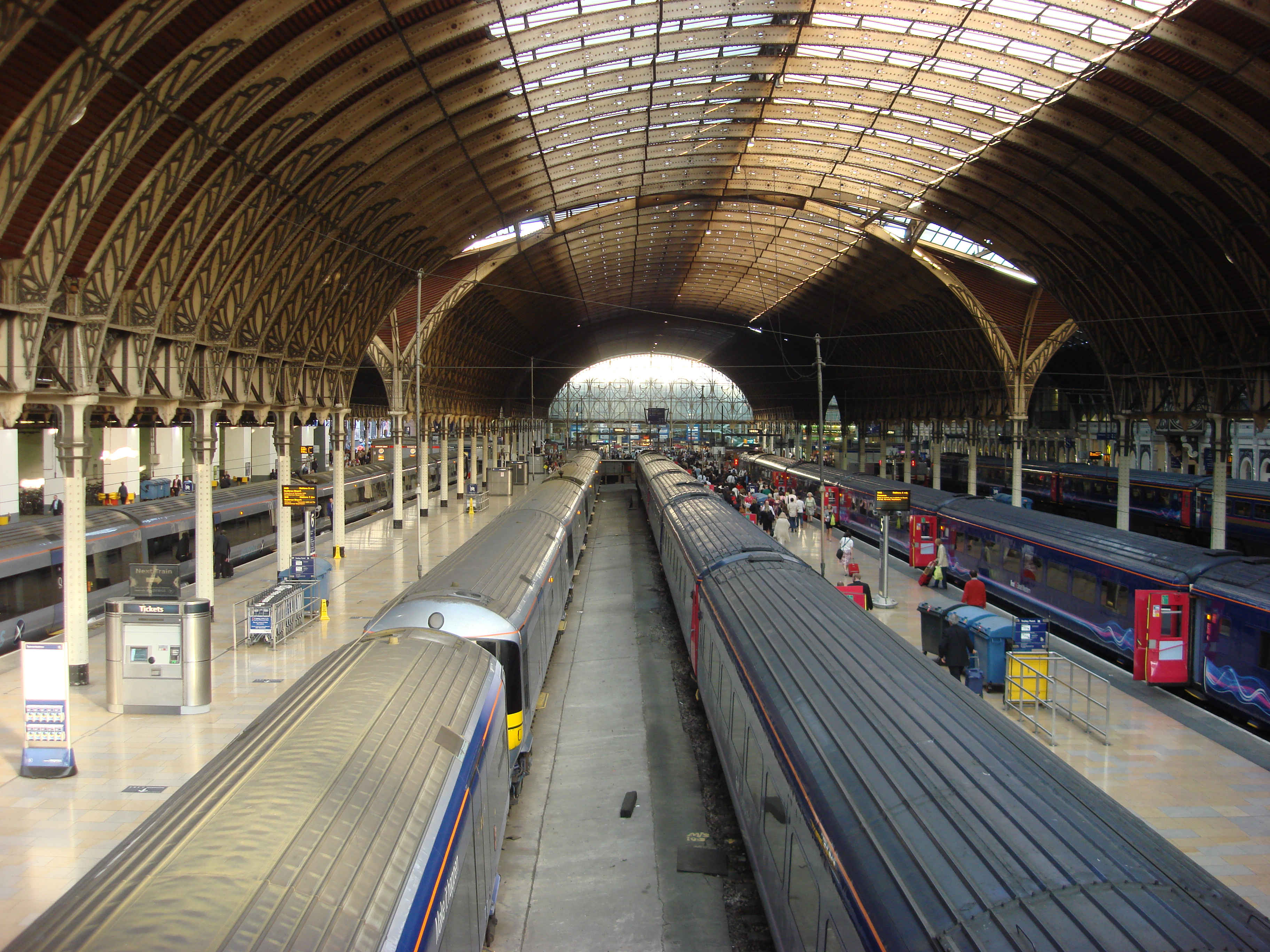 Railways london. Вокзал Кингс кросс. Станция метро Кингс кросс. Станция Паддингтон в Лондоне. ЖД вокзал Лондон.